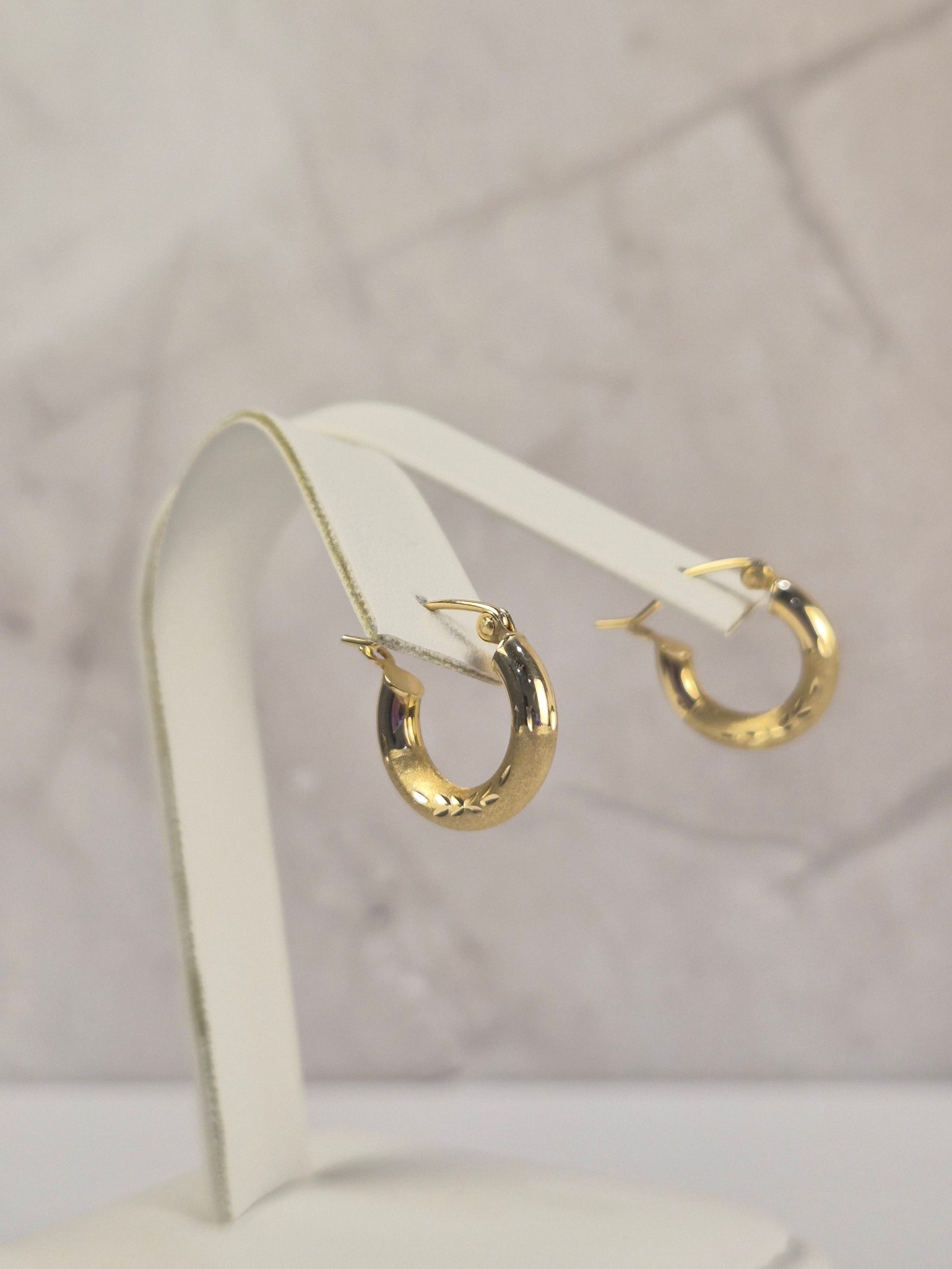 Mini aros dorados de 14 quilates (053)