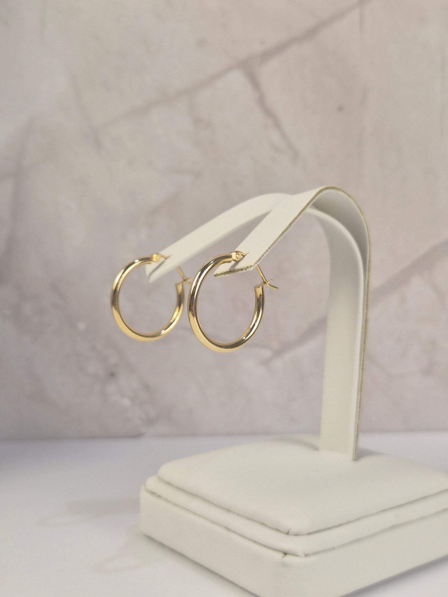 14K Gold Round Tube Hoop Earrings (20mm)