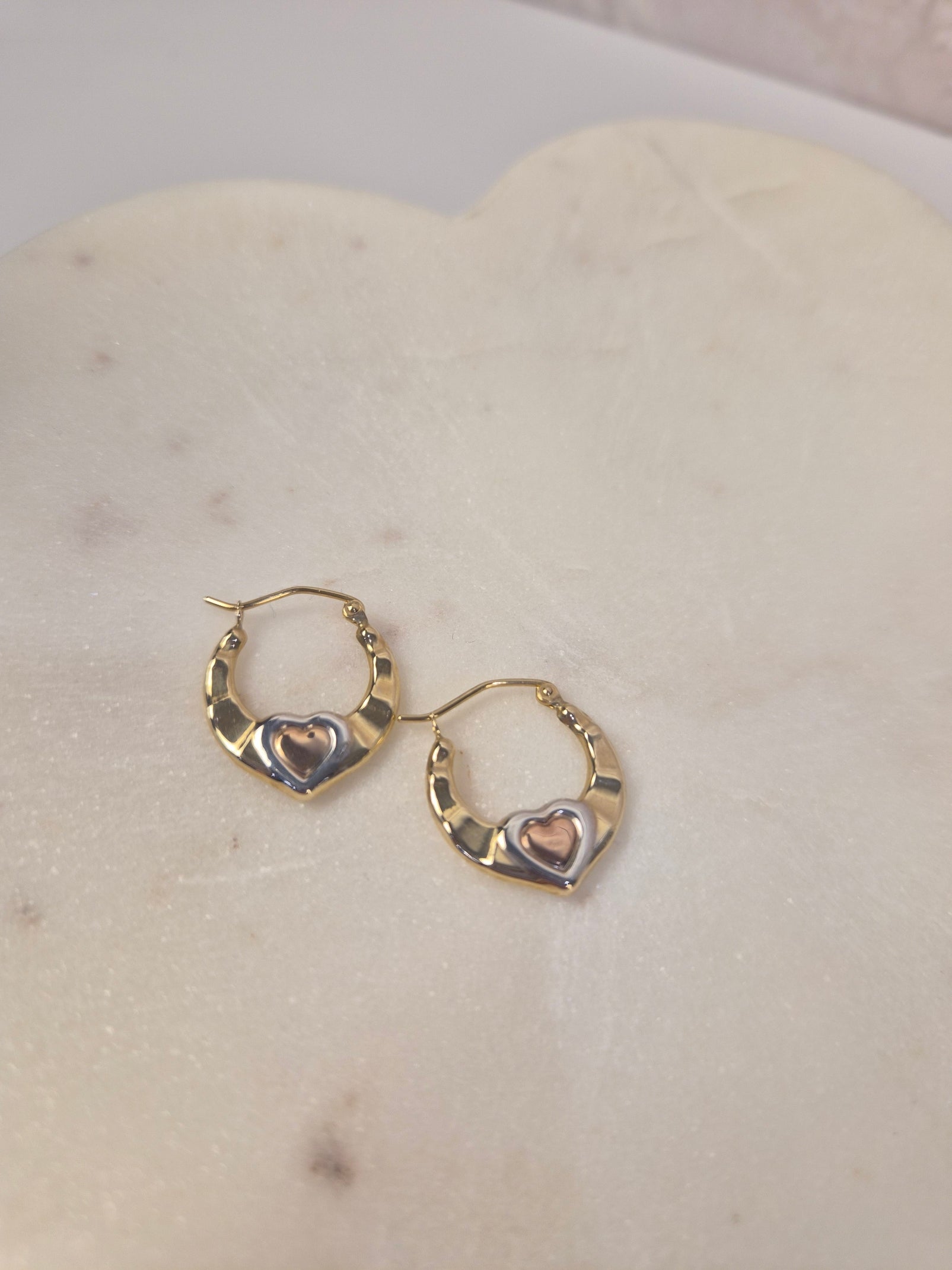 Aros de corazón dorados de oro de 14 k (056)