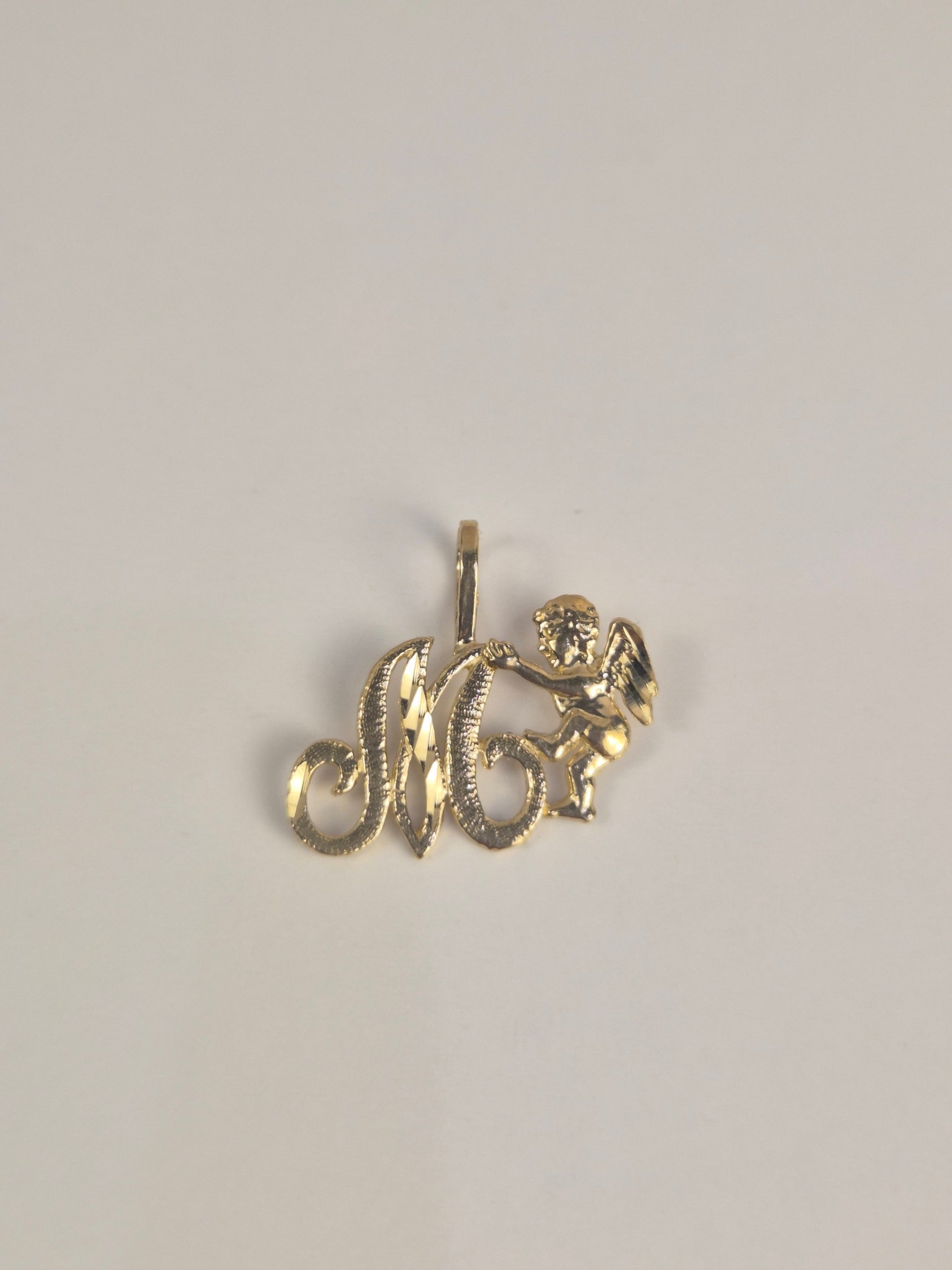 Colgante con inicial de querubín en oro de 14 quilates