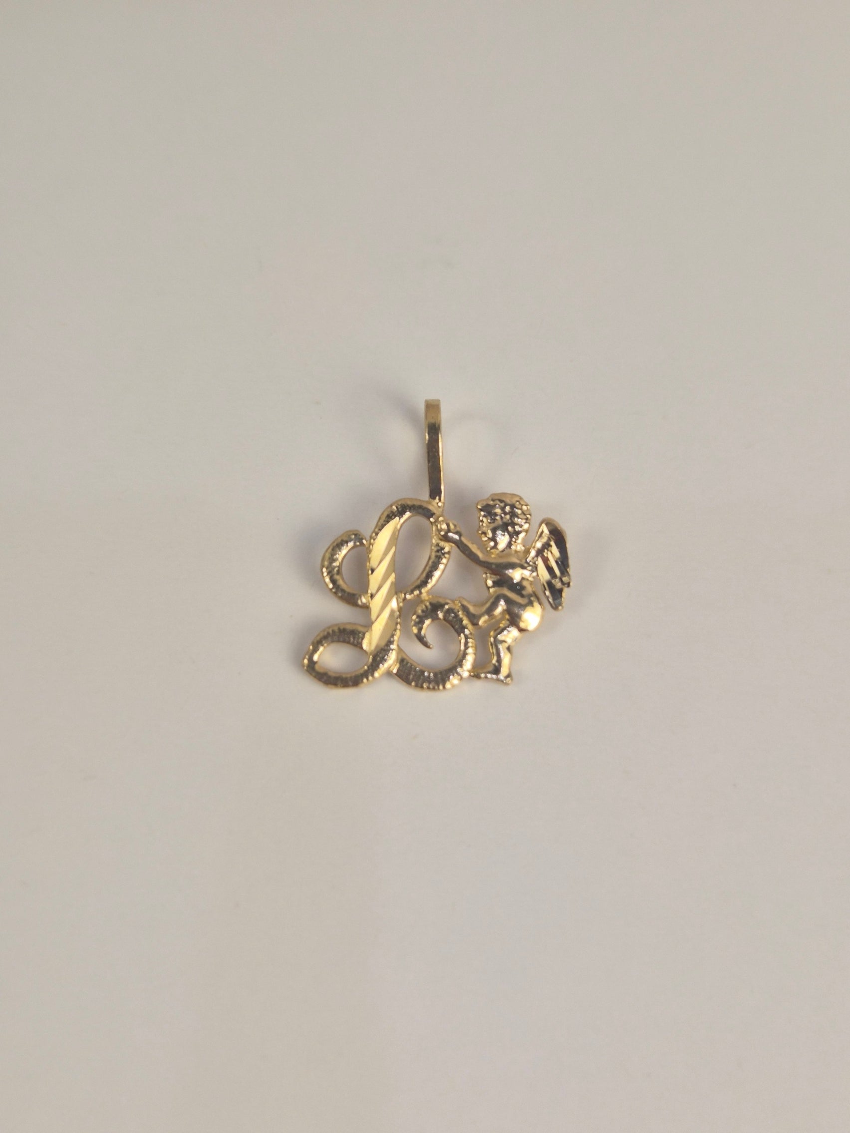Colgante con inicial de querubín en oro de 14 quilates