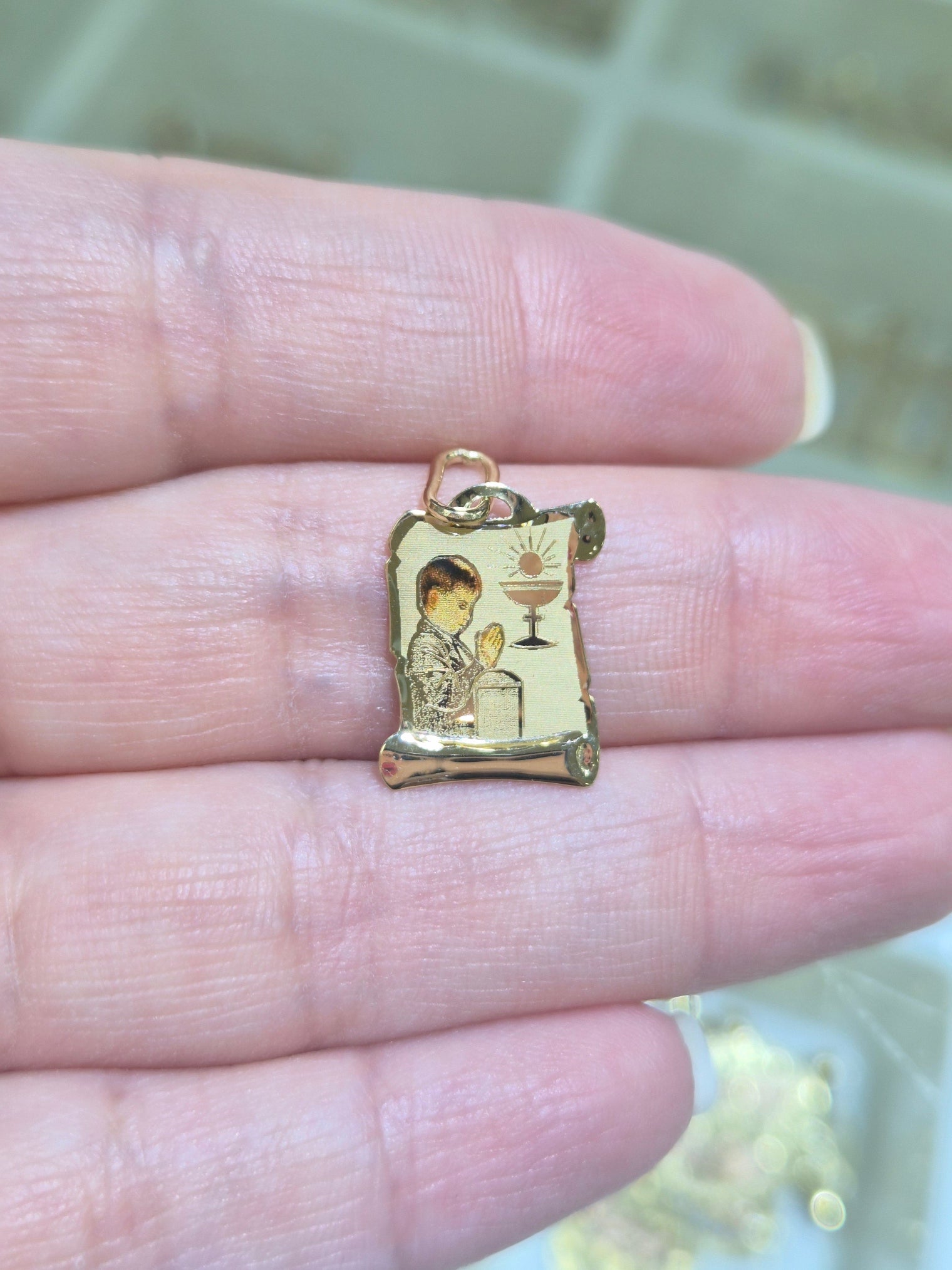 14K Gold Primera Comunión Scroll Pendant