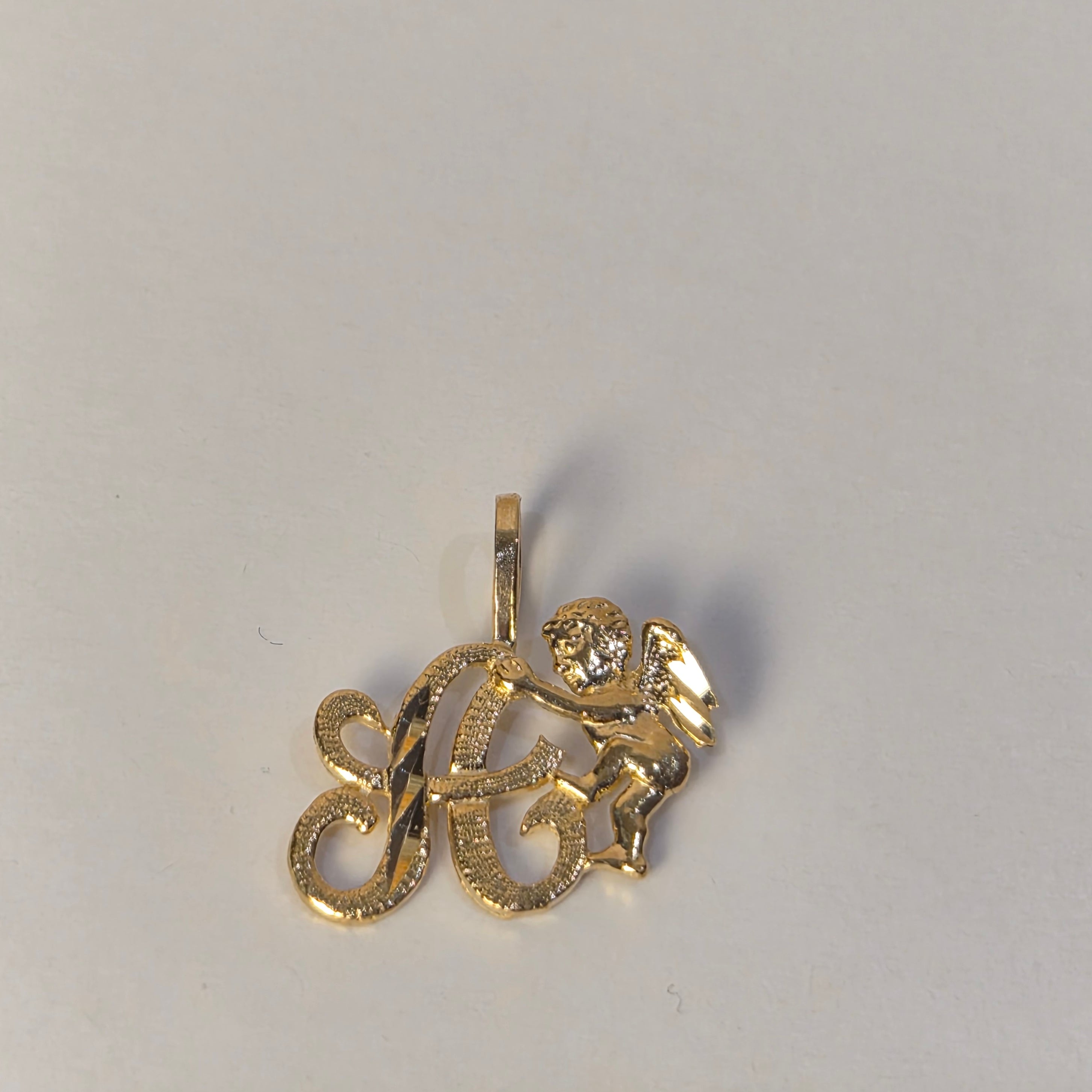 Colgante con inicial de querubín en oro de 14 quilates
