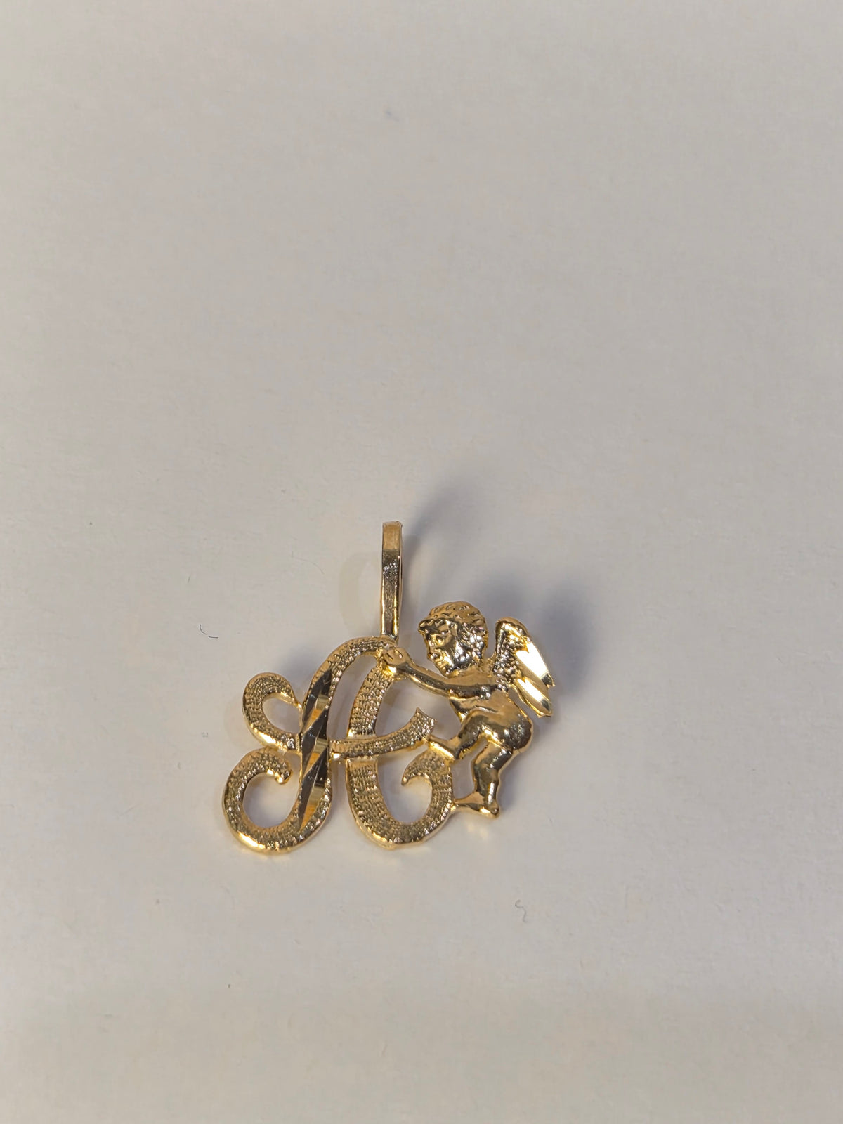 Colgante con inicial de querubín en oro de 14 quilates