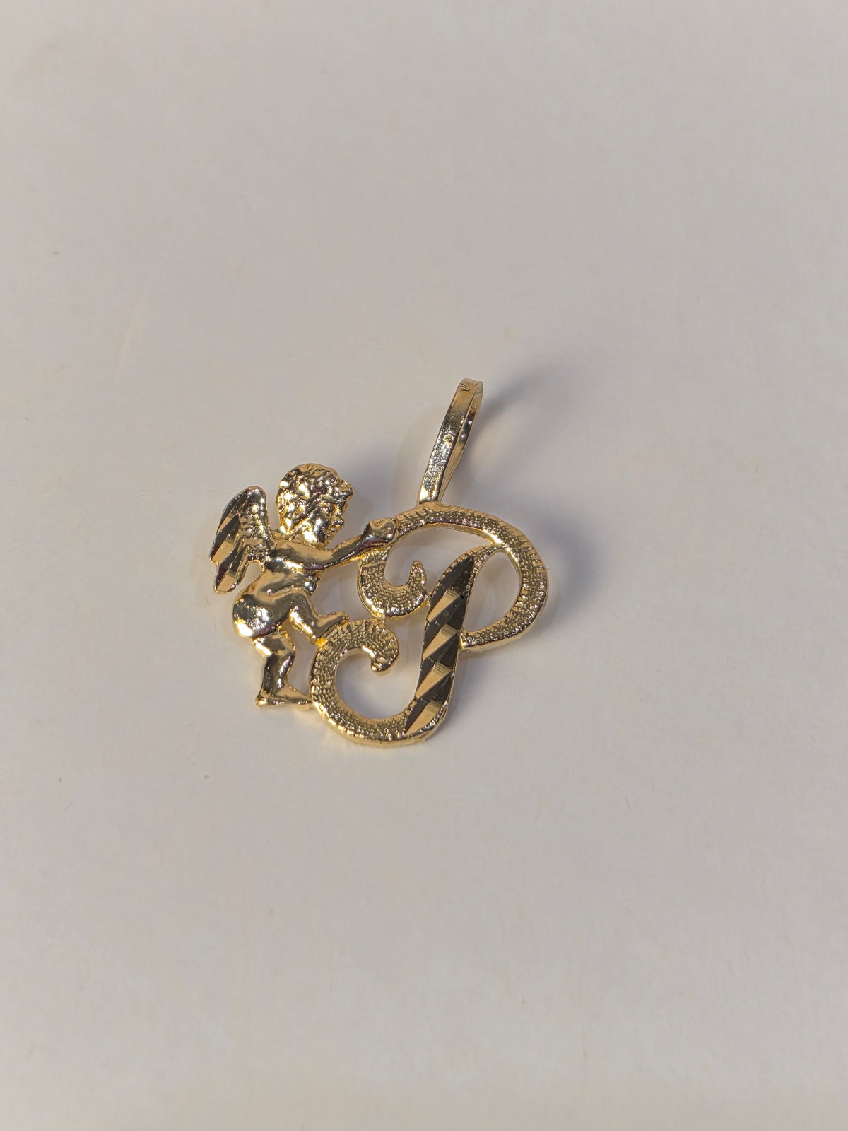 Colgante con inicial de querubín en oro de 14 quilates