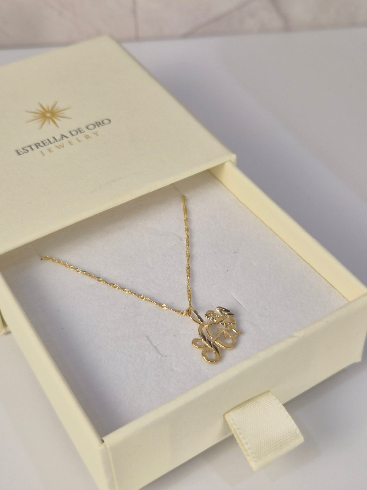 Conjunto Singapur con inicial de ángel de oro de 14 quilates
