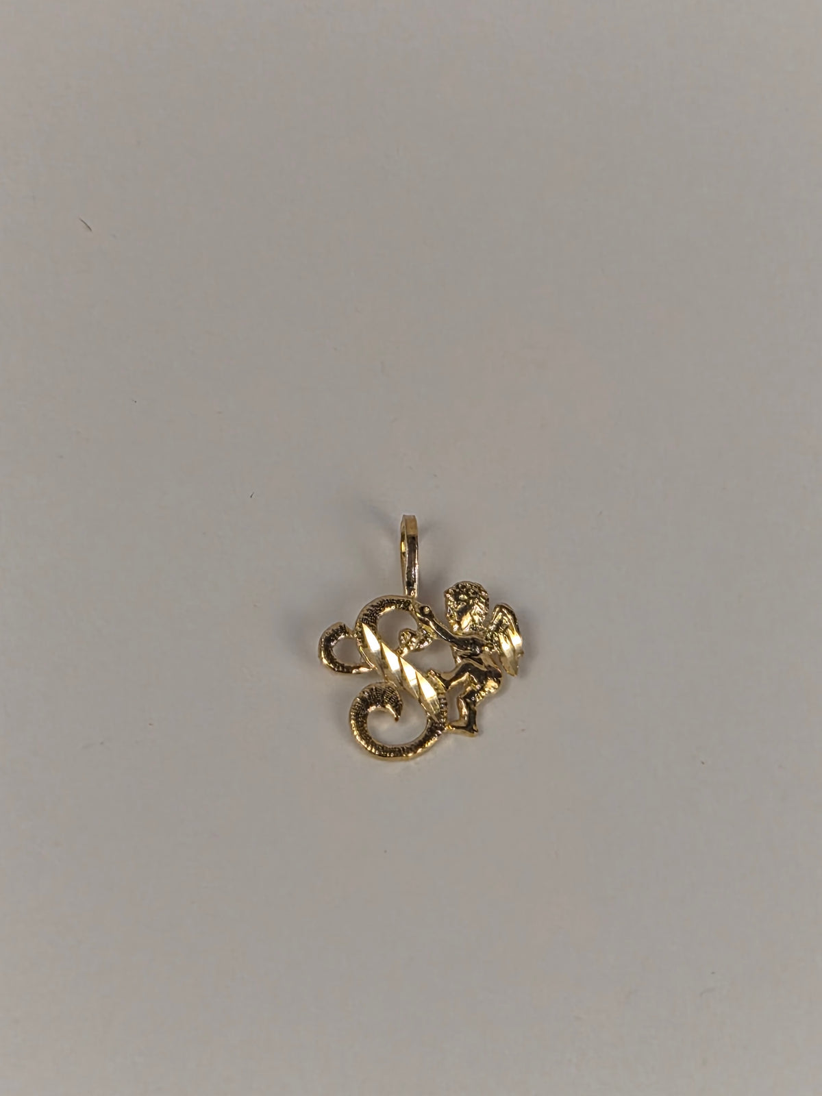 Colgante con inicial de querubín en oro de 14 quilates