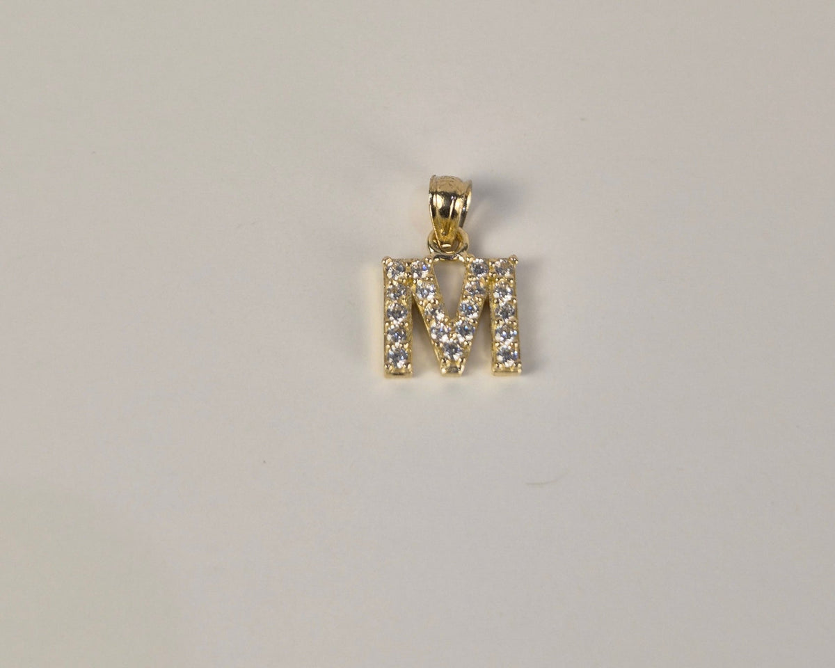 Mini colgante inicial de circonita cúbica en oro de 14 quilates