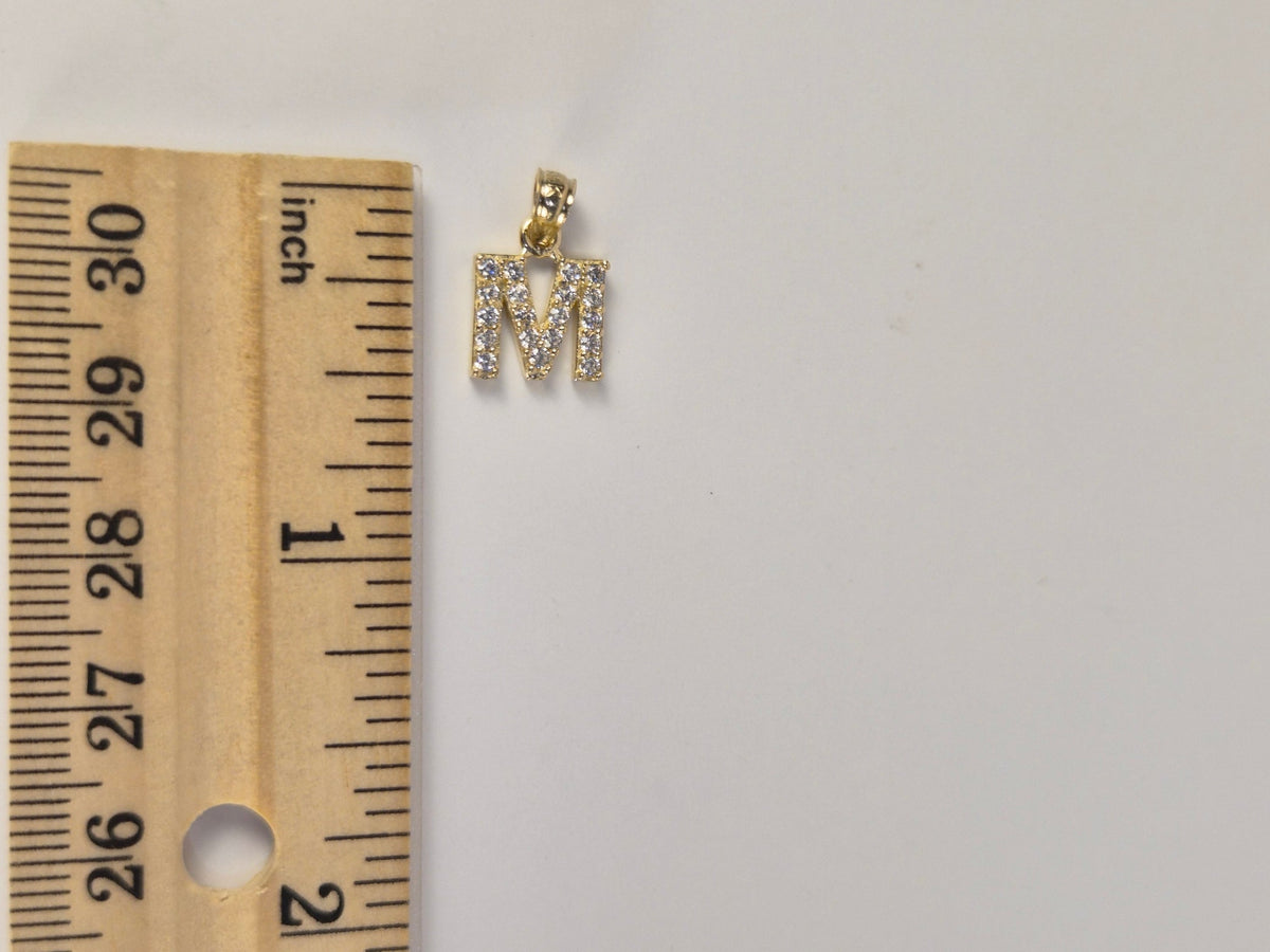 Mini colgante inicial de circonita cúbica en oro de 14 quilates