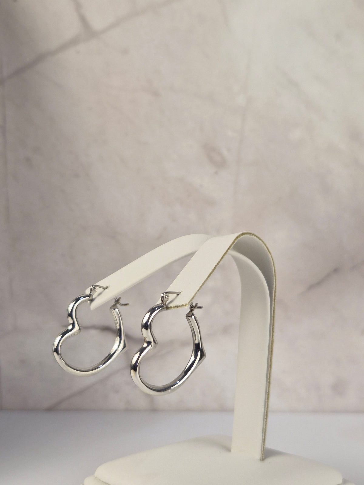 Aros Estrella Heart Hoops — Grandes (Aretes de corazón en ángulo de oro de 14 quilates)