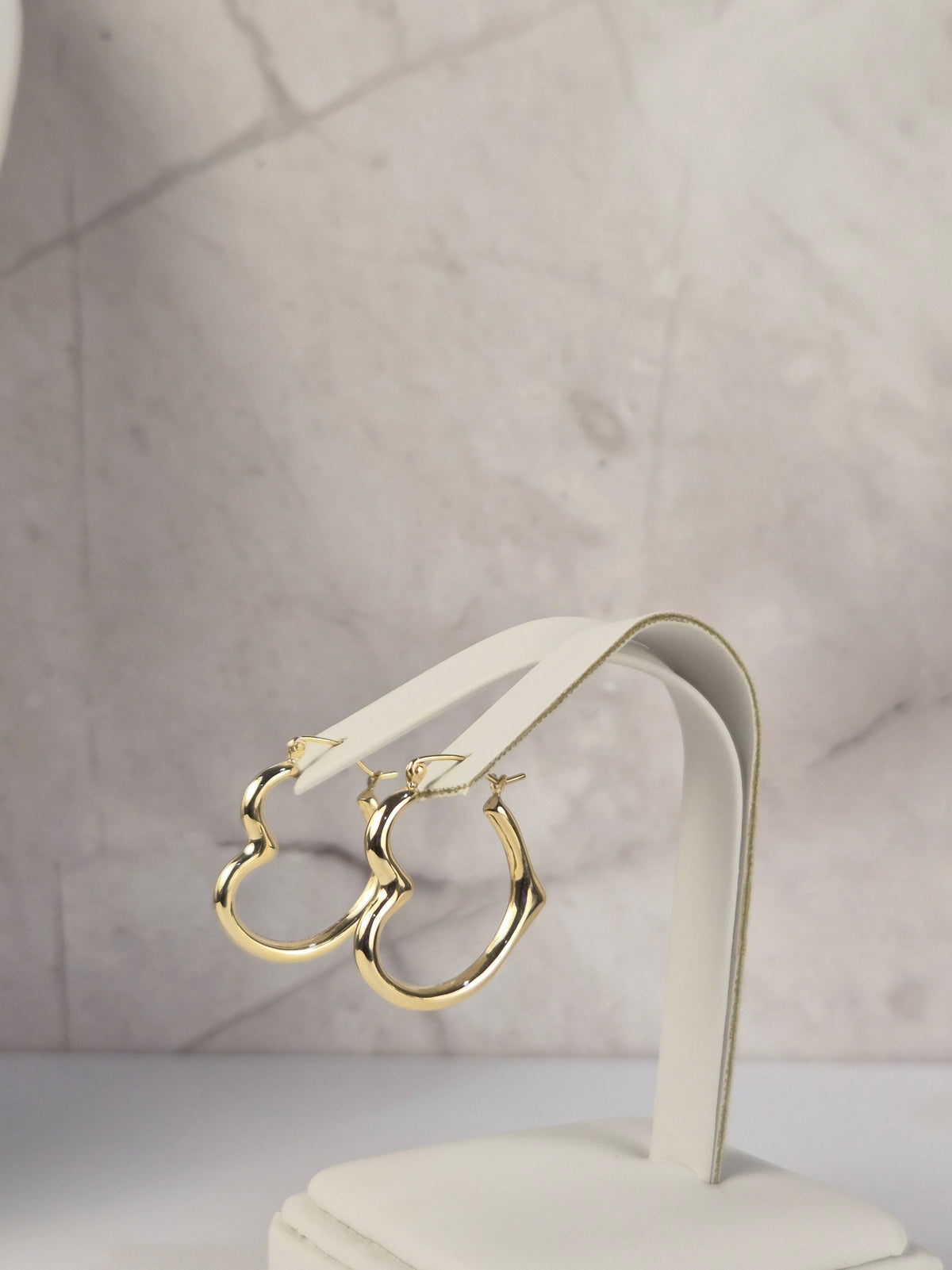 Aros Estrella Heart Hoops — Grandes (Aretes de corazón en ángulo de oro de 14 quilates)