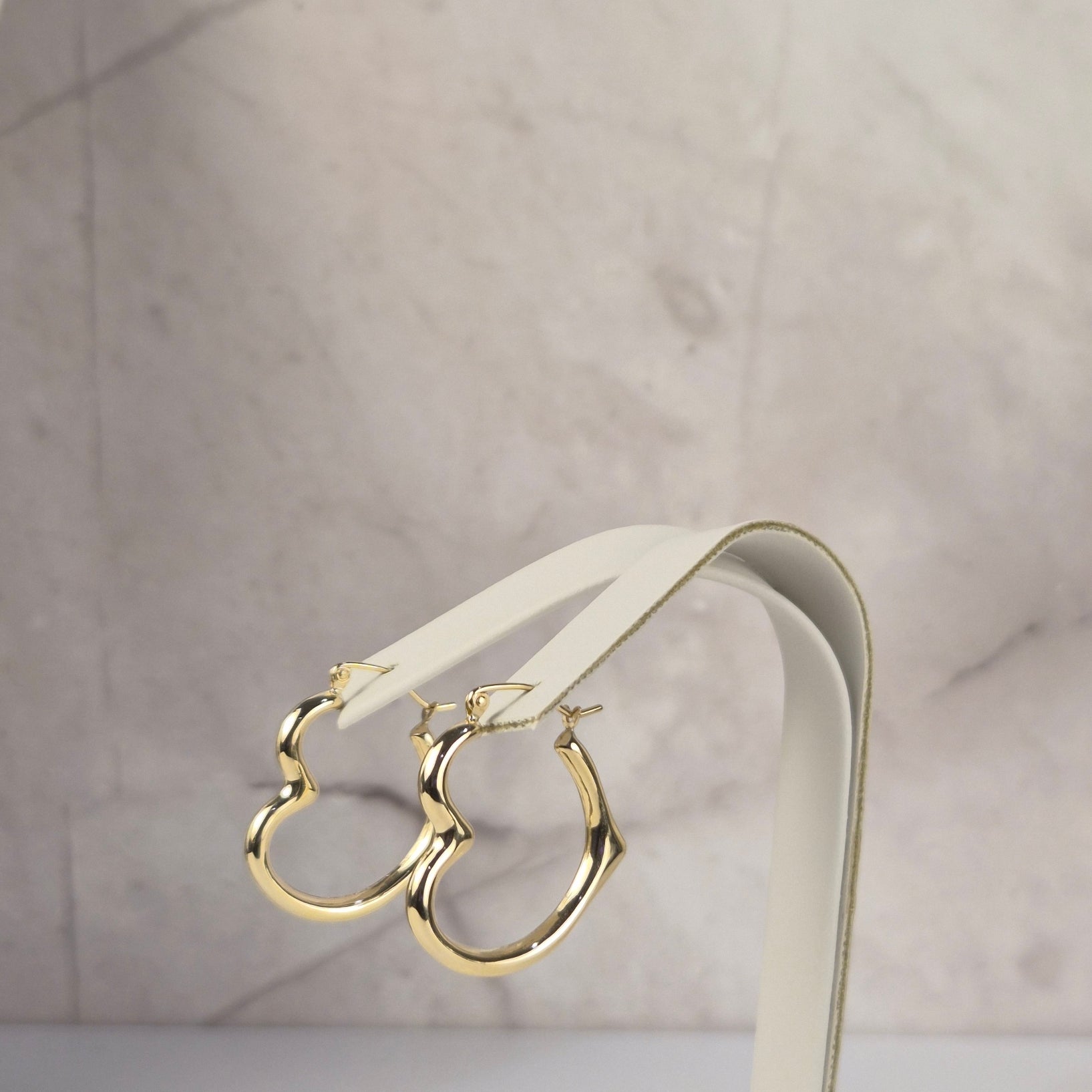 Aros Estrella Heart Hoops — Grandes (Aretes de corazón en ángulo de oro de 14 quilates)