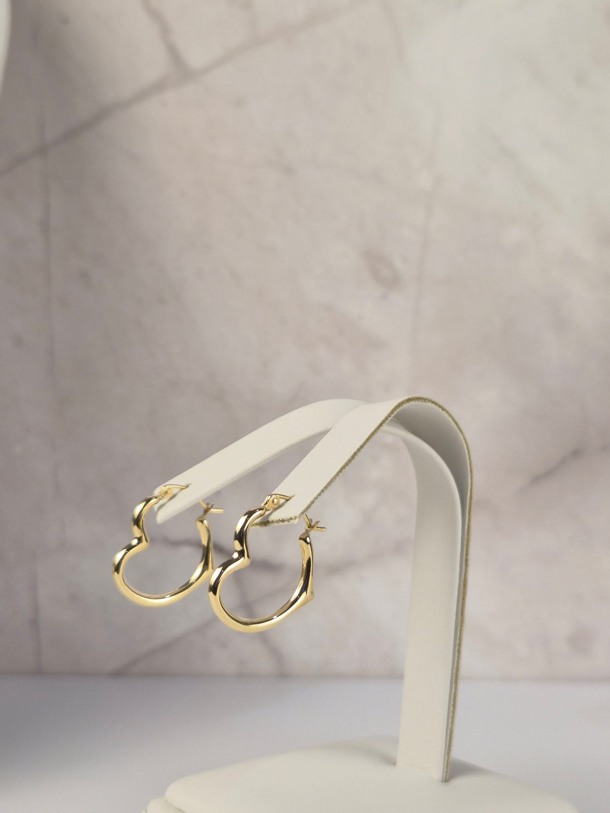 Aros Estrella Heart Hoops — Medianos (Aretes de Corazón Angular de Oro de 14K)