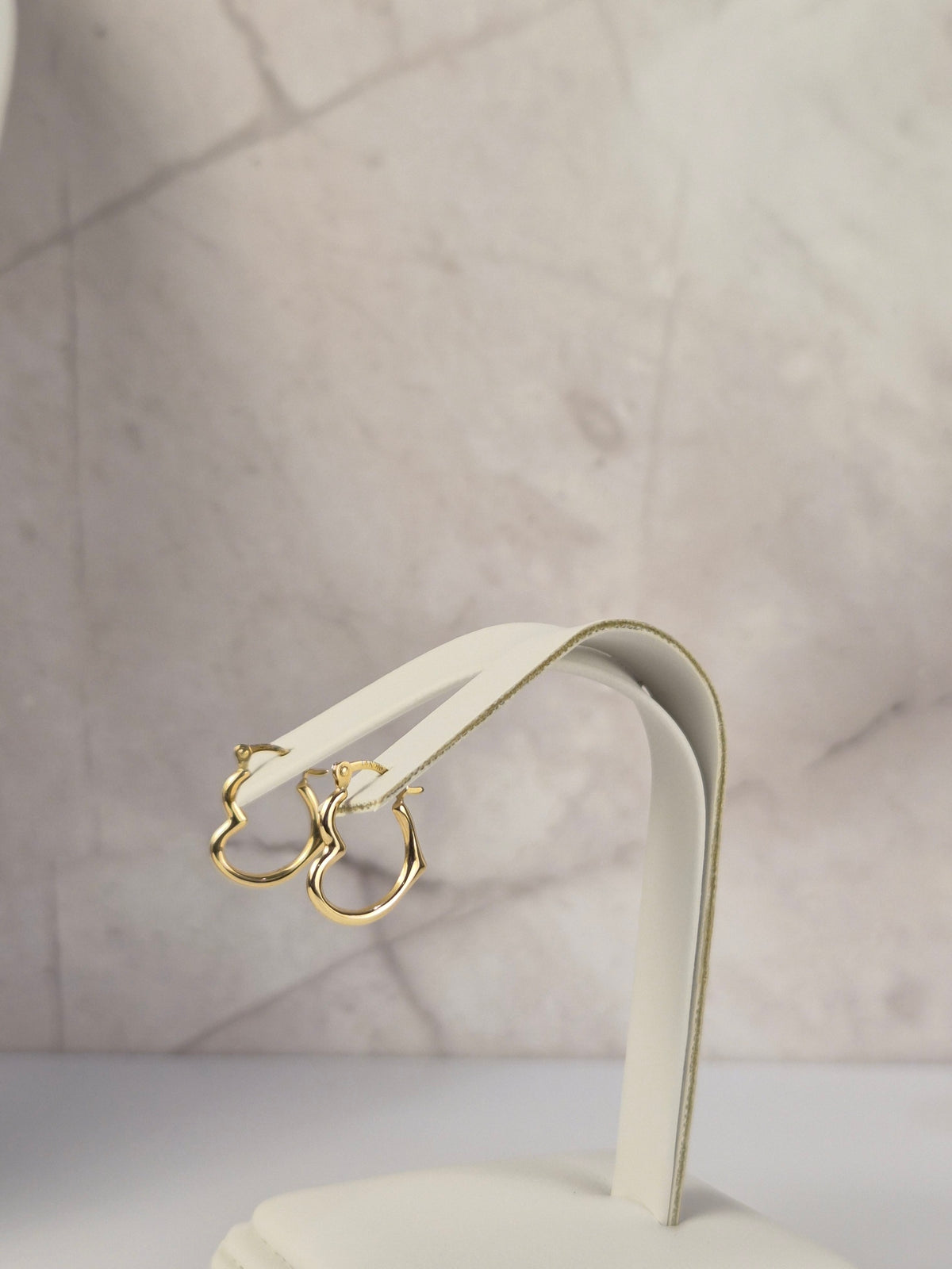 Pendiente de 3 mm con corazón en ángulo de oro macizo de 14 quilates