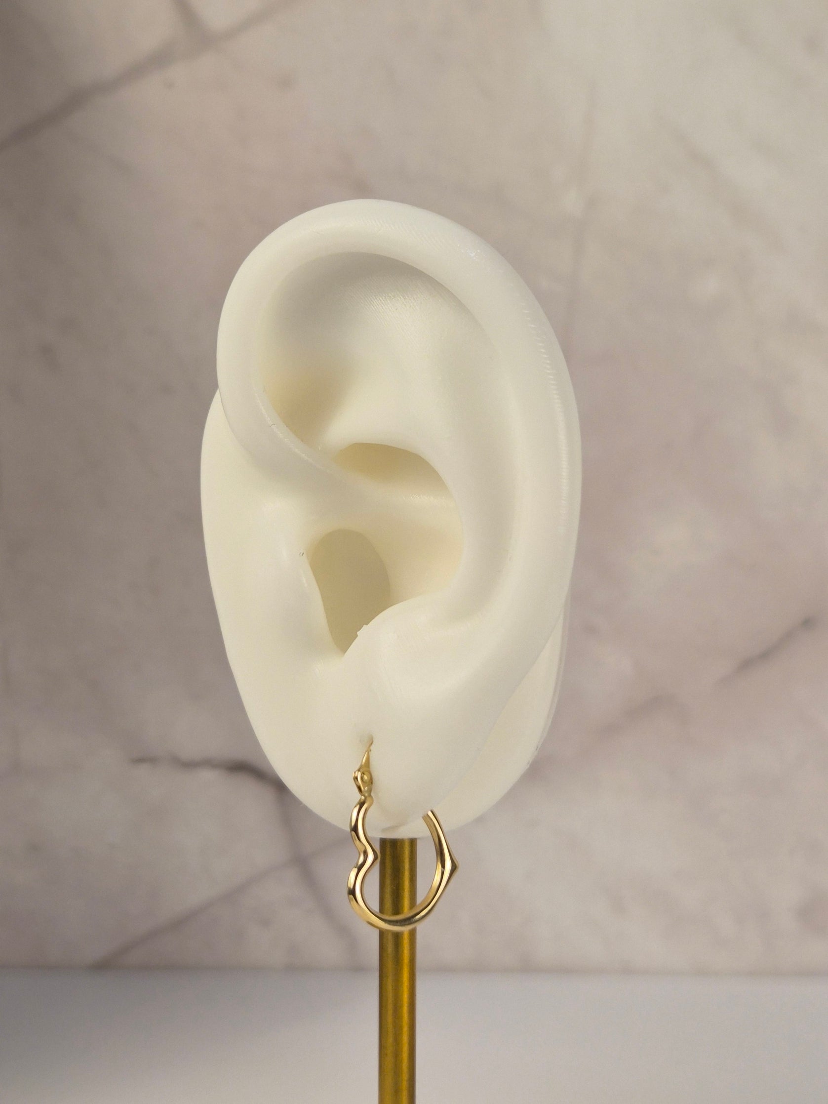 Pendiente de 3 mm con corazón en ángulo de oro macizo de 14 quilates