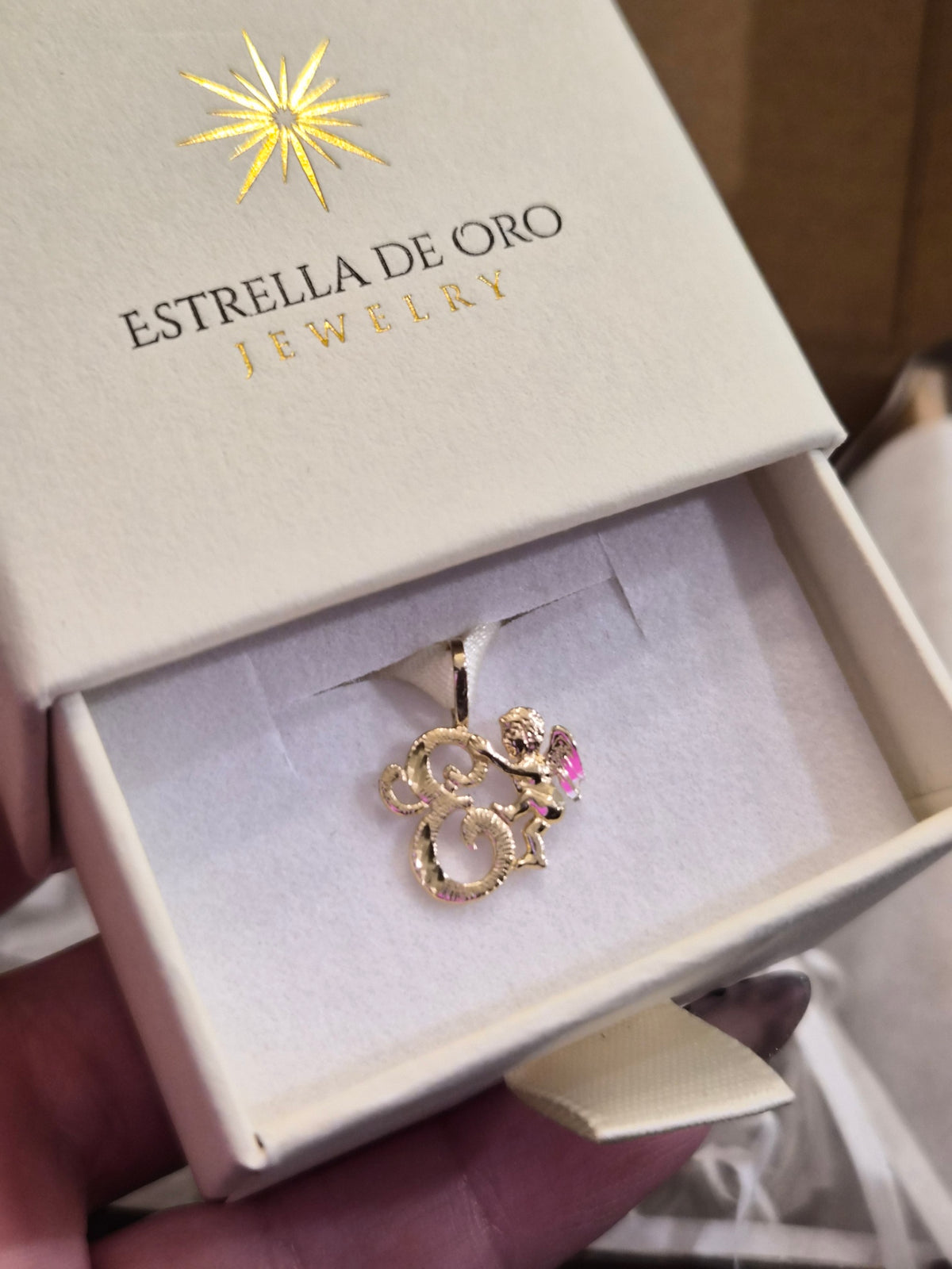 Colgante con inicial de querubín en oro de 14 quilates
