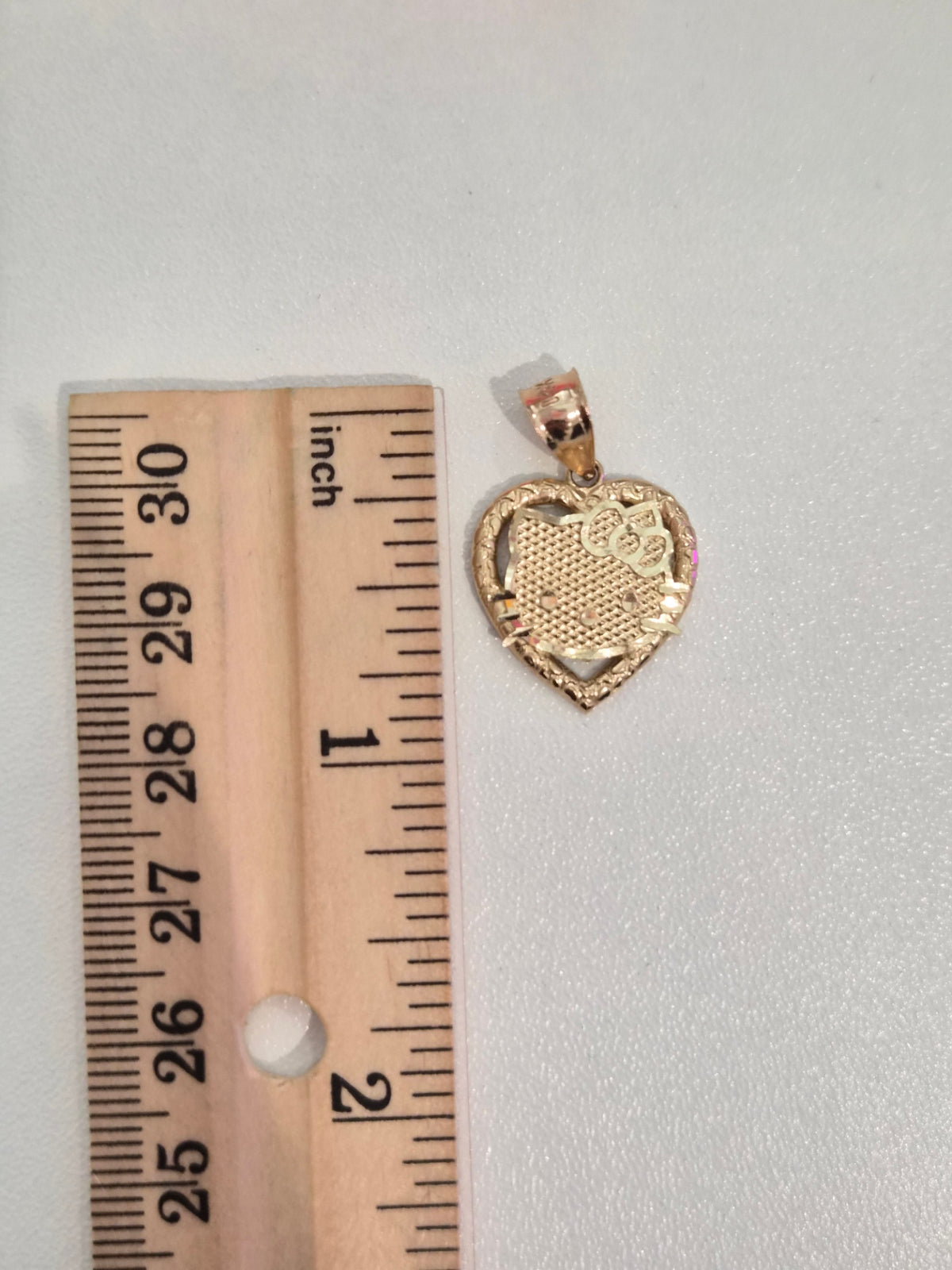 Colgante de Hello Kitty con forma de corazón en oro de 14 quilates