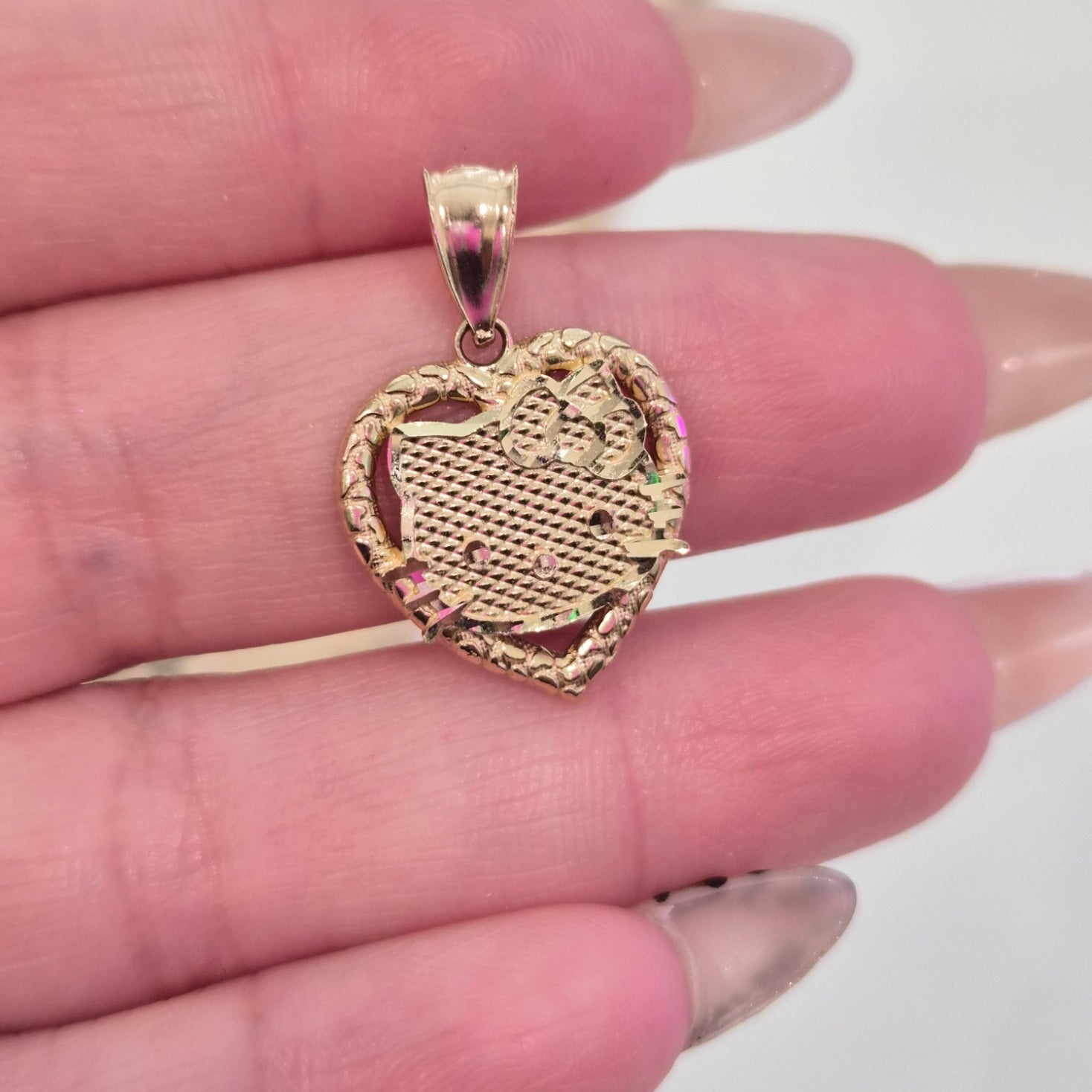 Colgante de Hello Kitty con forma de corazón en oro de 14 quilates