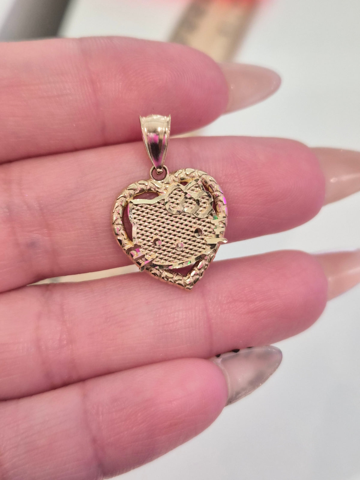 Colgante de Hello Kitty con forma de corazón en oro de 14 quilates