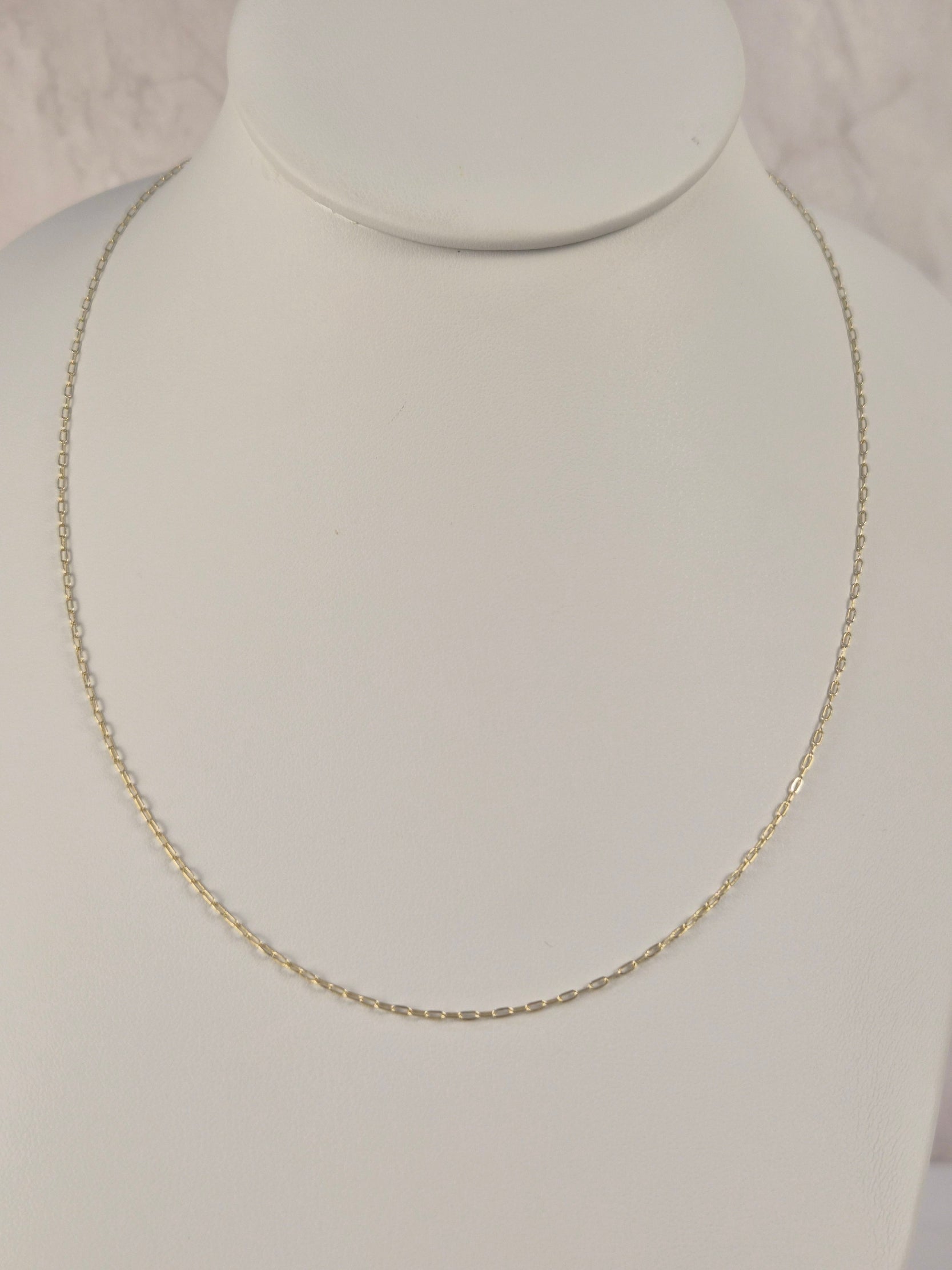 Dainty Paperclip – 10K Gold Necklace
