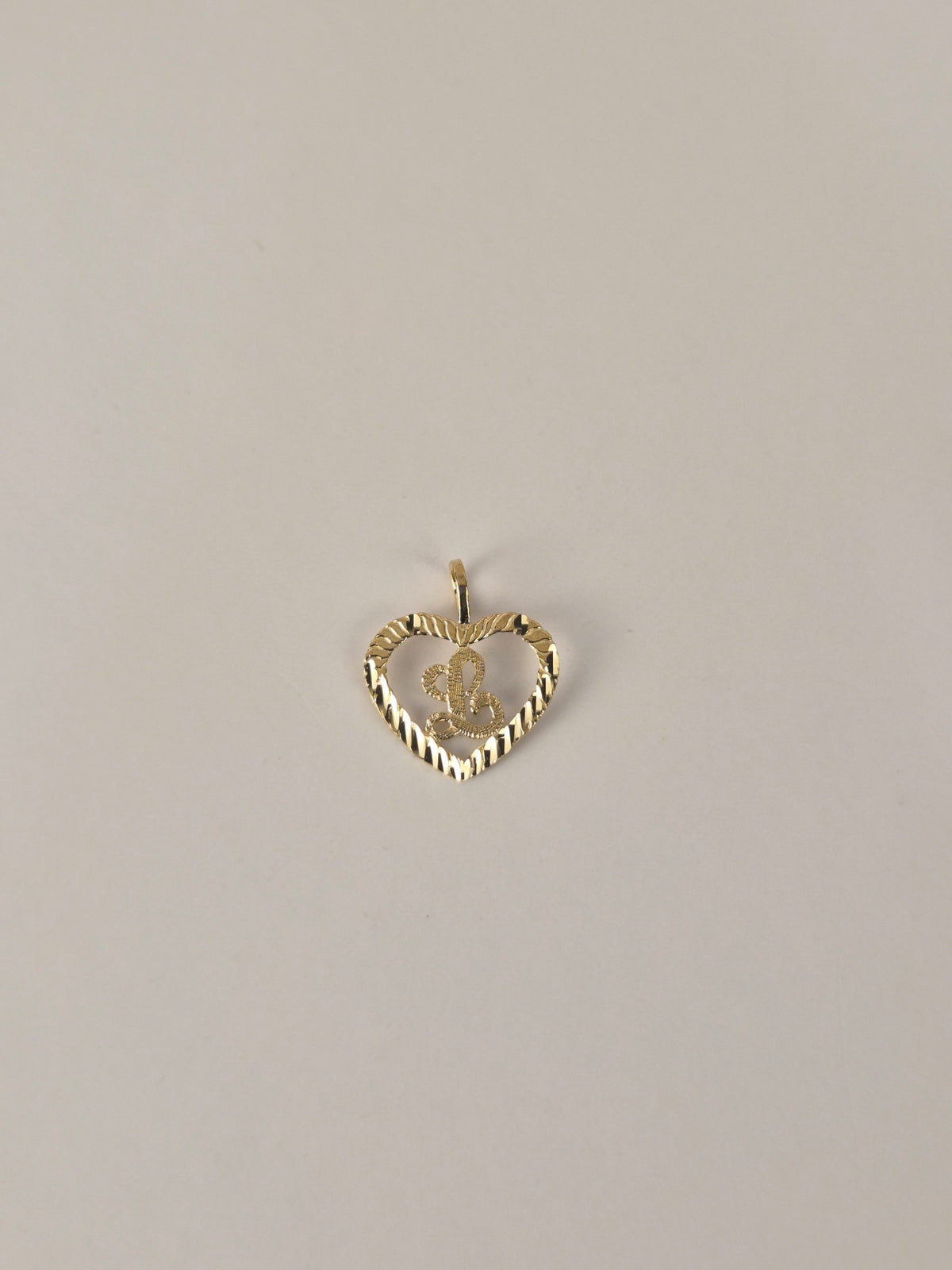 Colgante de corazón con inicial de oro de 14 quilates con corte de diamante
