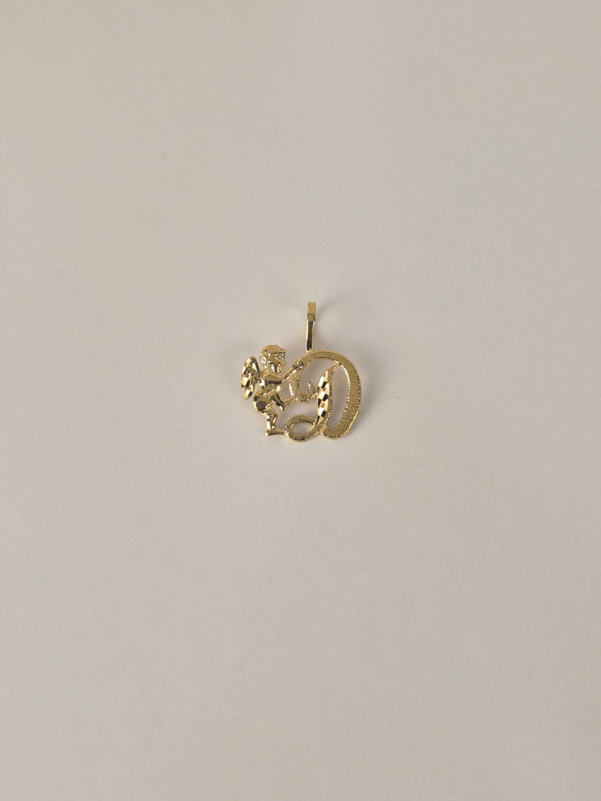 Colgante con inicial de querubín en oro de 14 quilates