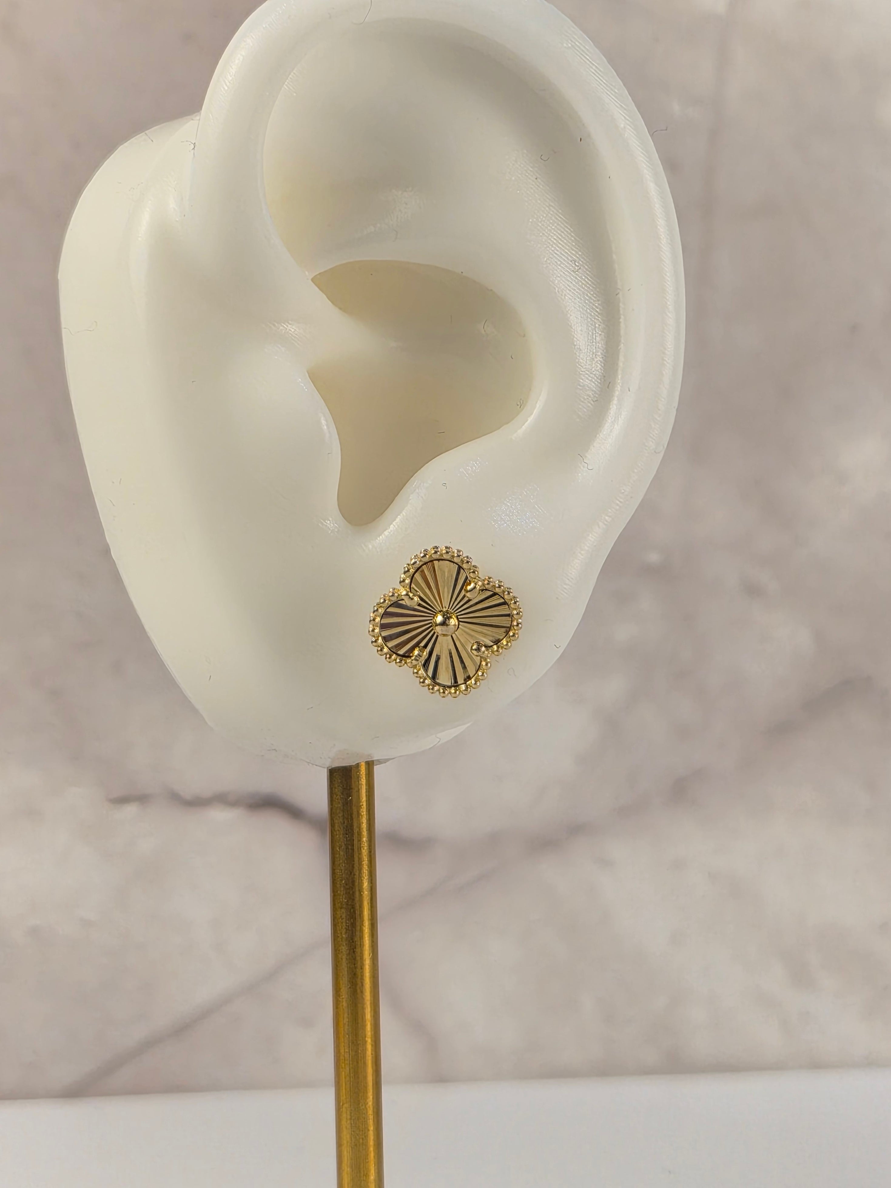 Petite Clover Stud Earrings – 10K Gold
