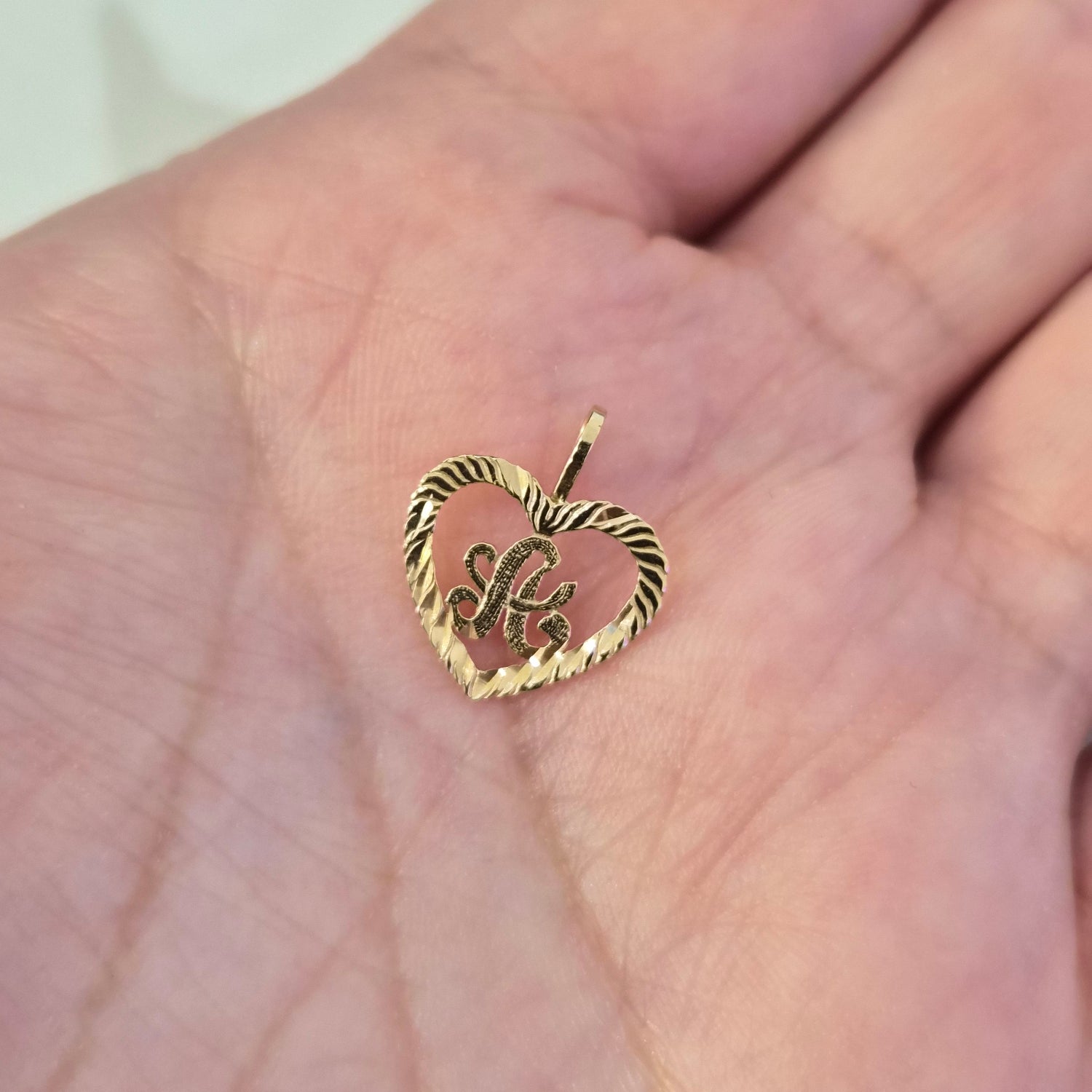Colgante de corazón con inicial de oro de 14 quilates con corte de diamante