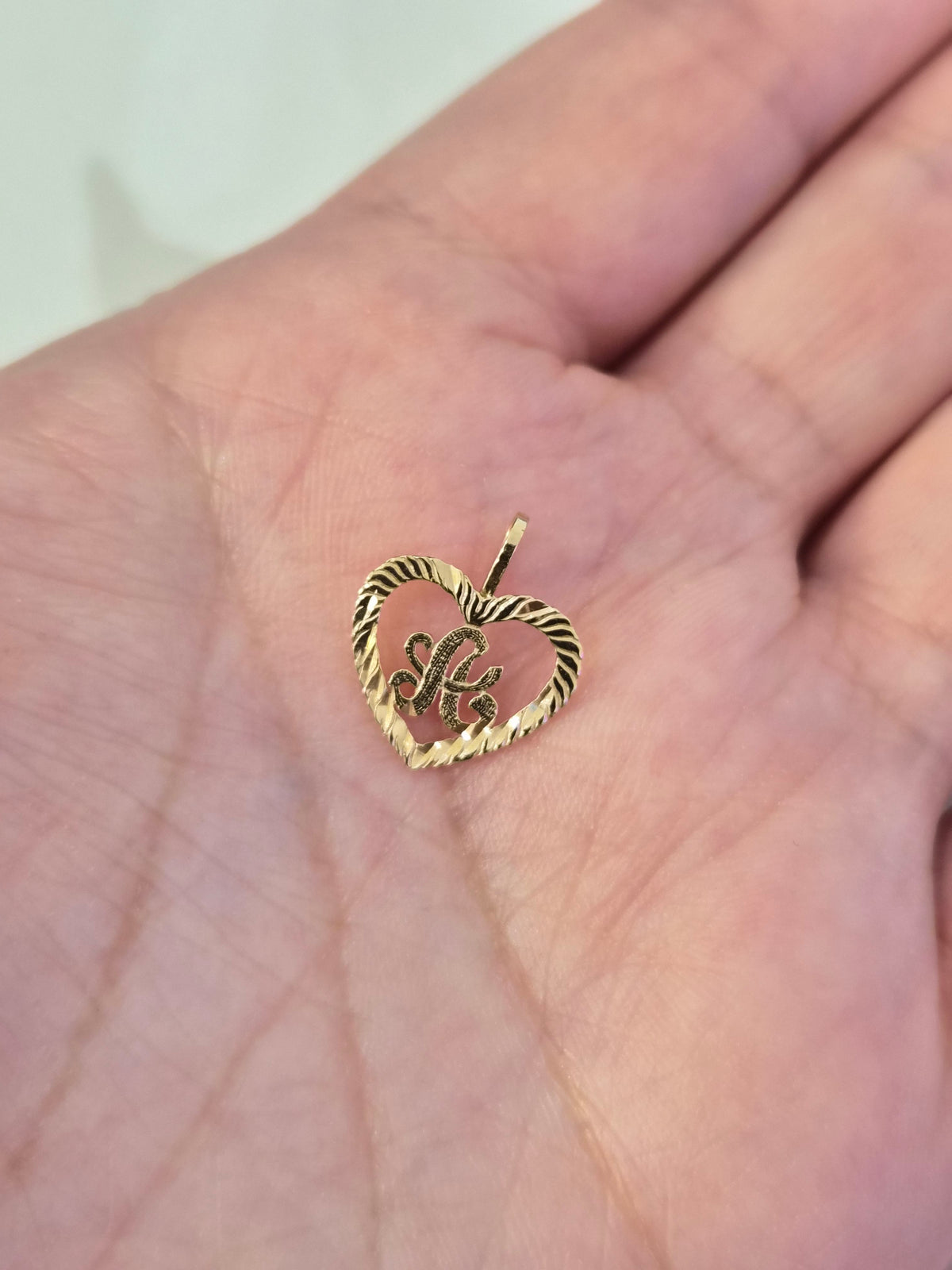 Colgante de corazón con inicial de oro de 14 quilates con corte de diamante