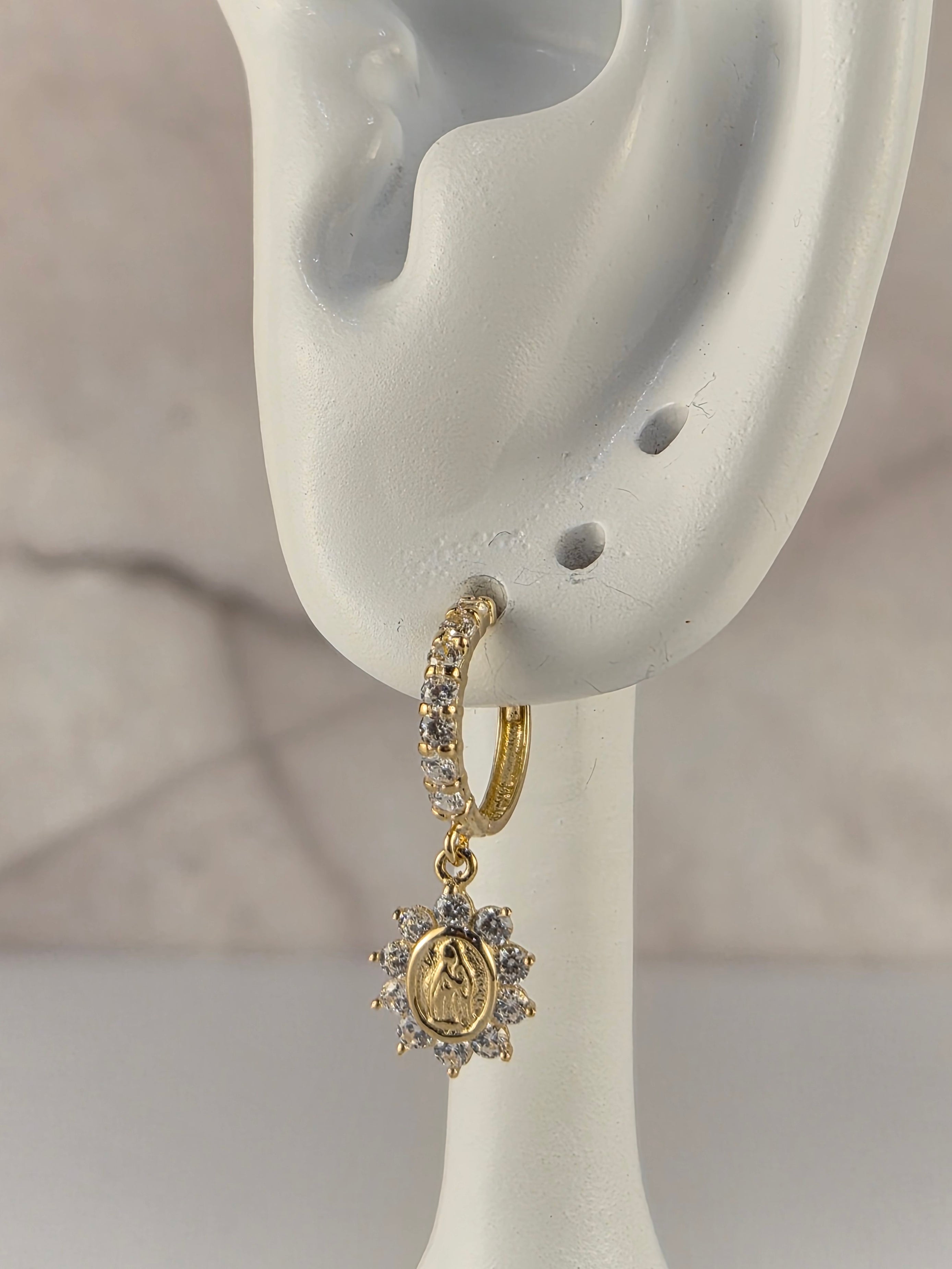Aretes de la Virgencita de Guadalupe en oro de 14k