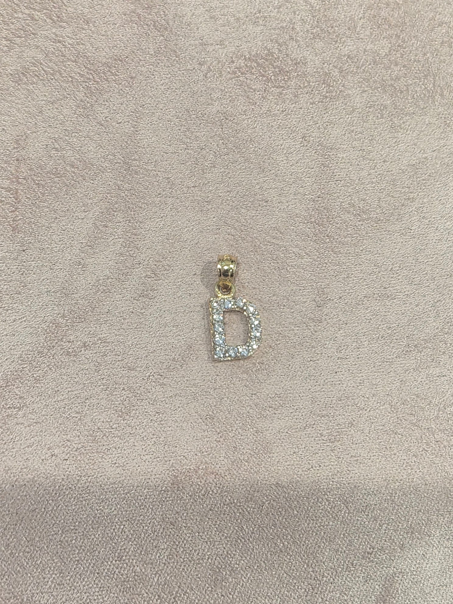 Mini colgante inicial de circonita cúbica en oro de 14 quilates