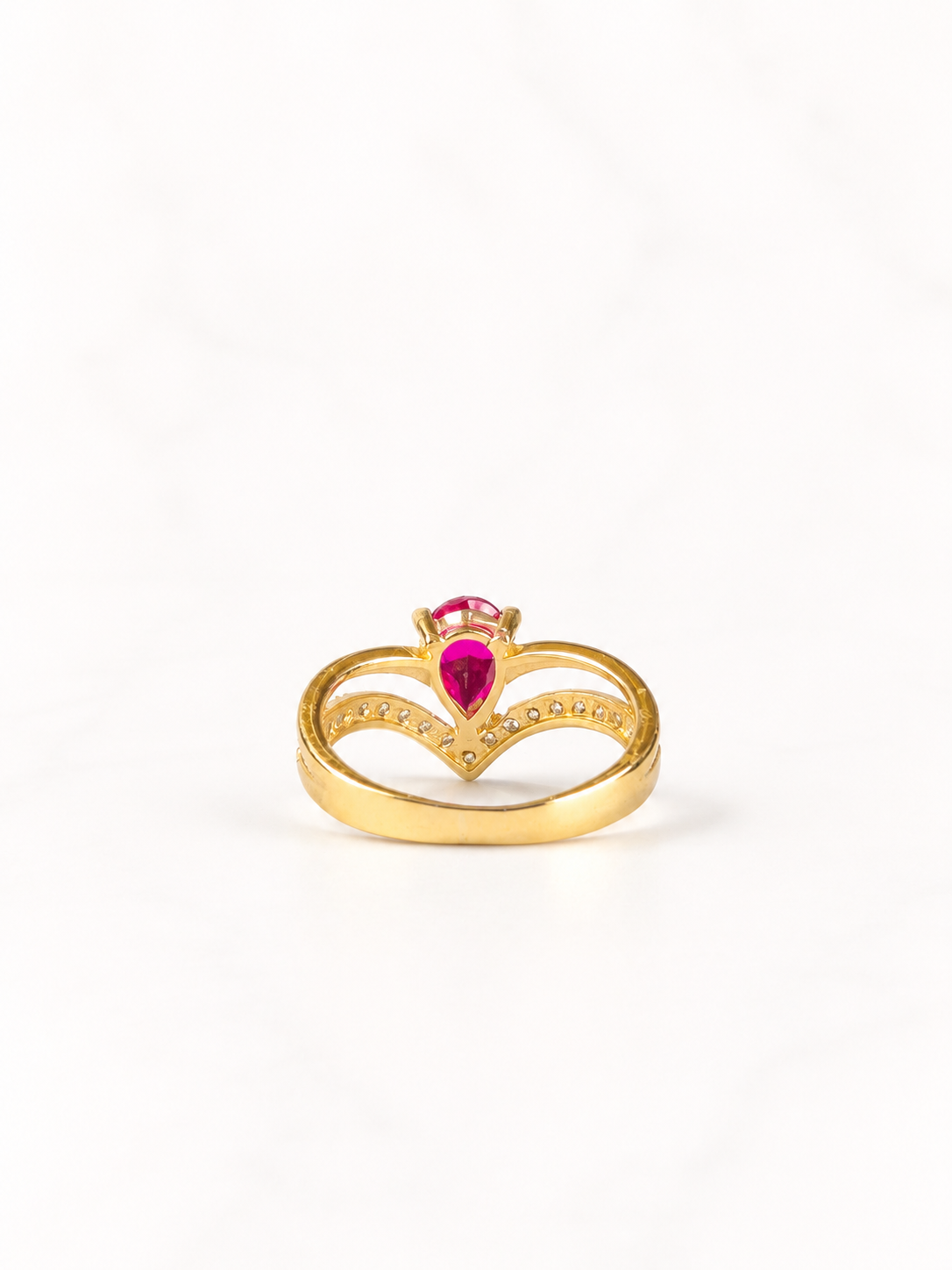 Anillo de oro de 14 quilates con gema en forma de corazón (800)