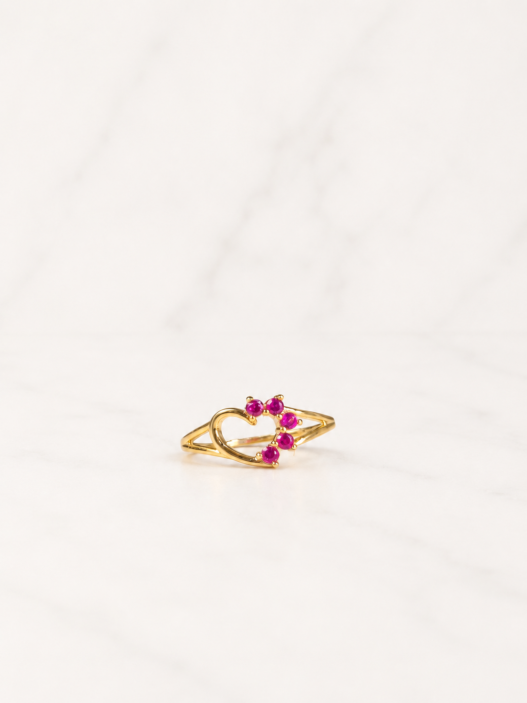 Anillo de bebé con circonita cúbica de medio corazón en oro de 14 quilates