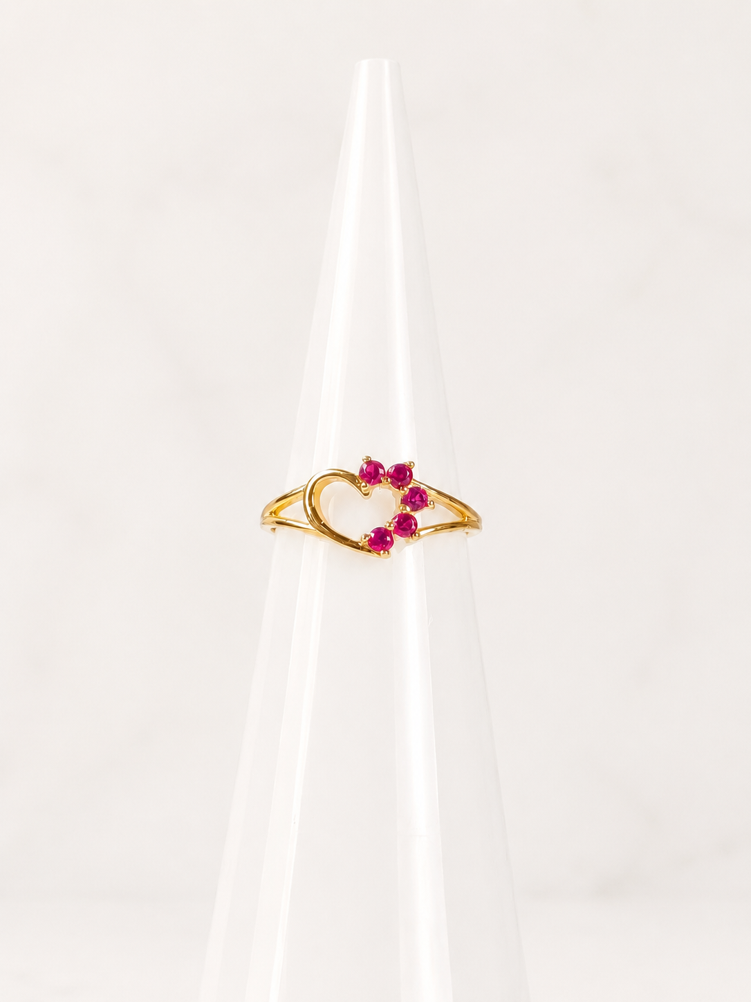 Anillo de bebé con circonita cúbica de medio corazón en oro de 14 quilates