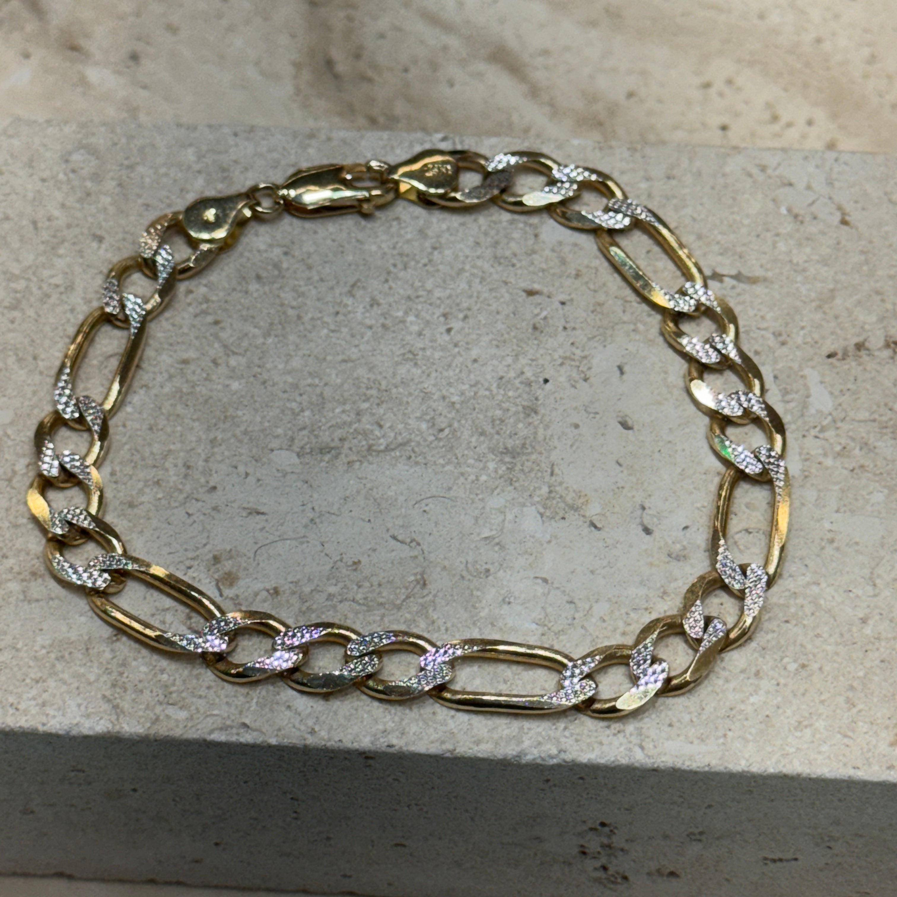 Pulsera Figaro de oro macizo de 14 quilates de 6,9 ​​mm con talla de diamante de 8,5"