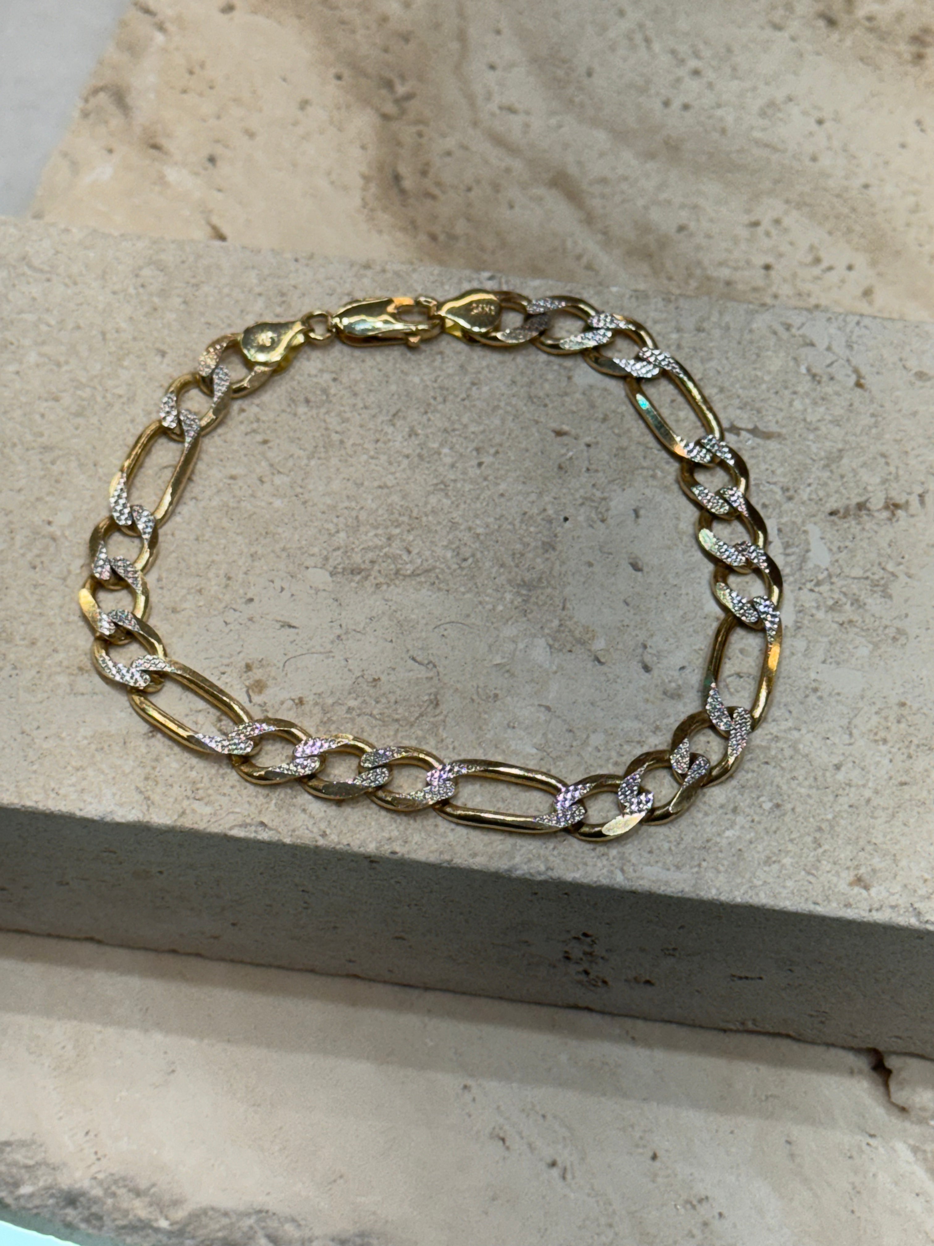 Pulsera Figaro de oro macizo de 14 quilates de 6,9 ​​mm con talla de diamante de 8,5"