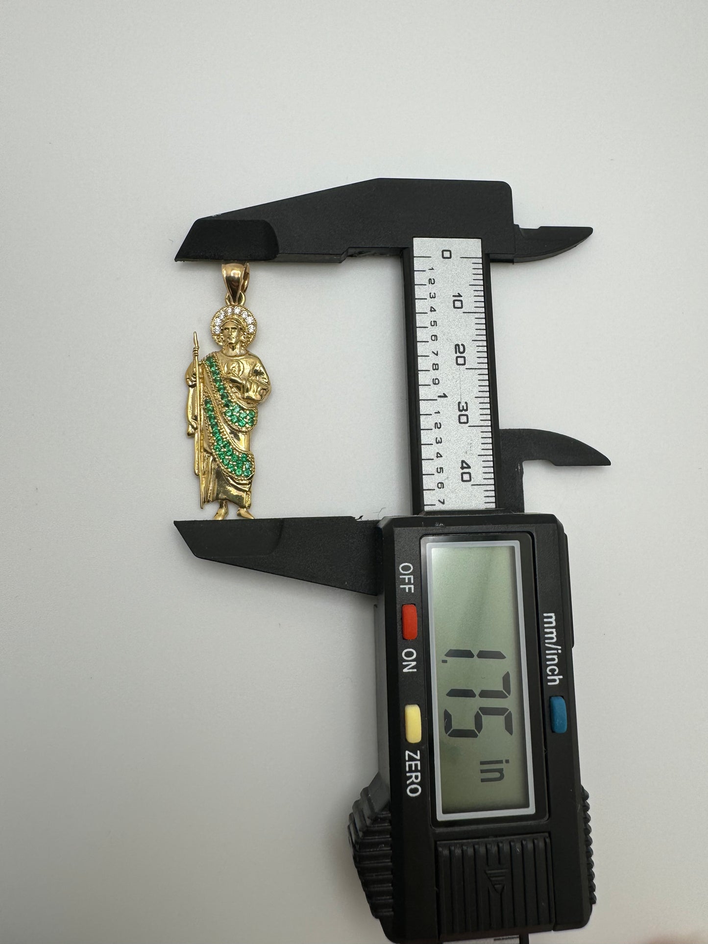 Colgante de San Judas con circonita blanca y verde de oro macizo de 14 quilates