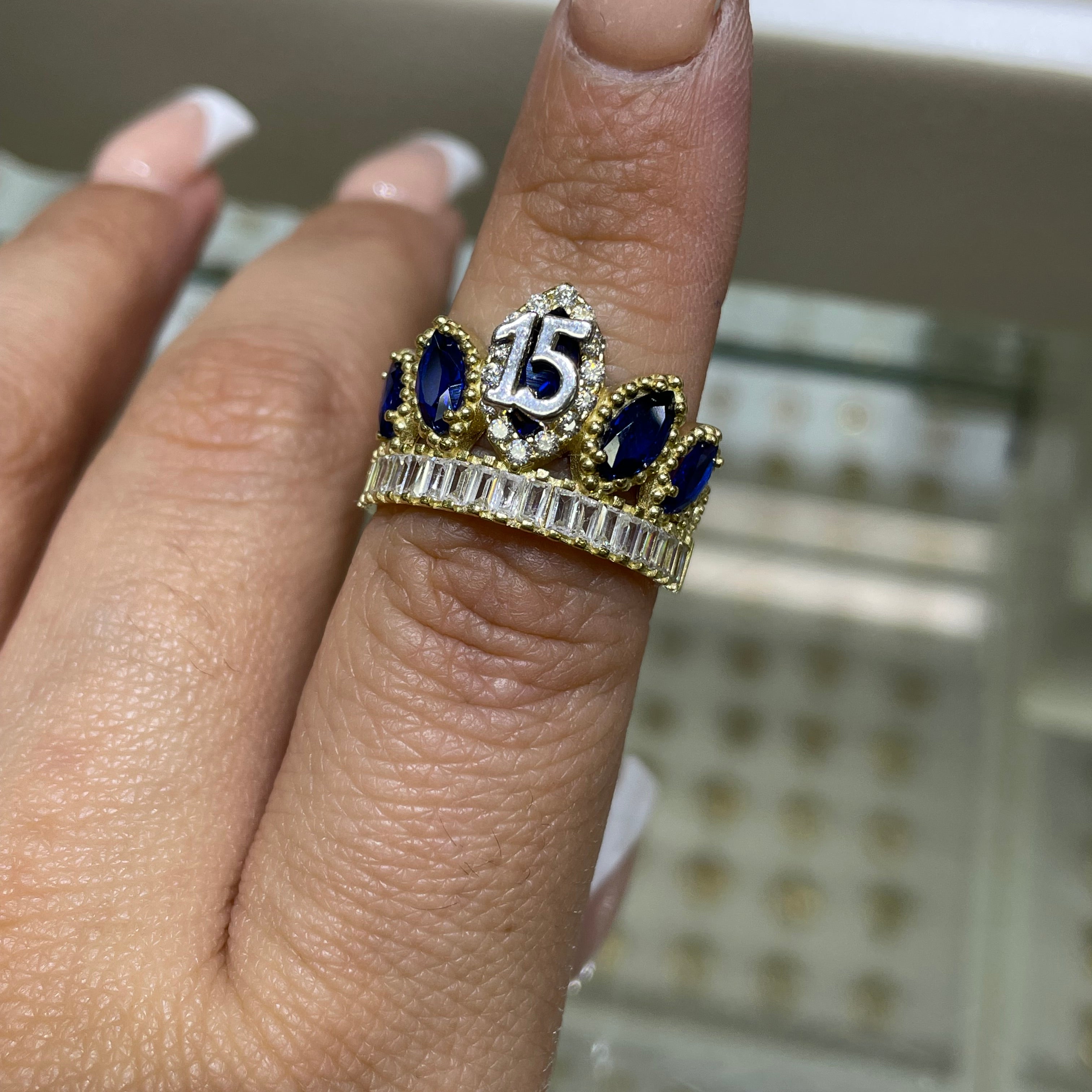 Anillo de corona de 15 años en oro de 14 quilates con detalles de circonita