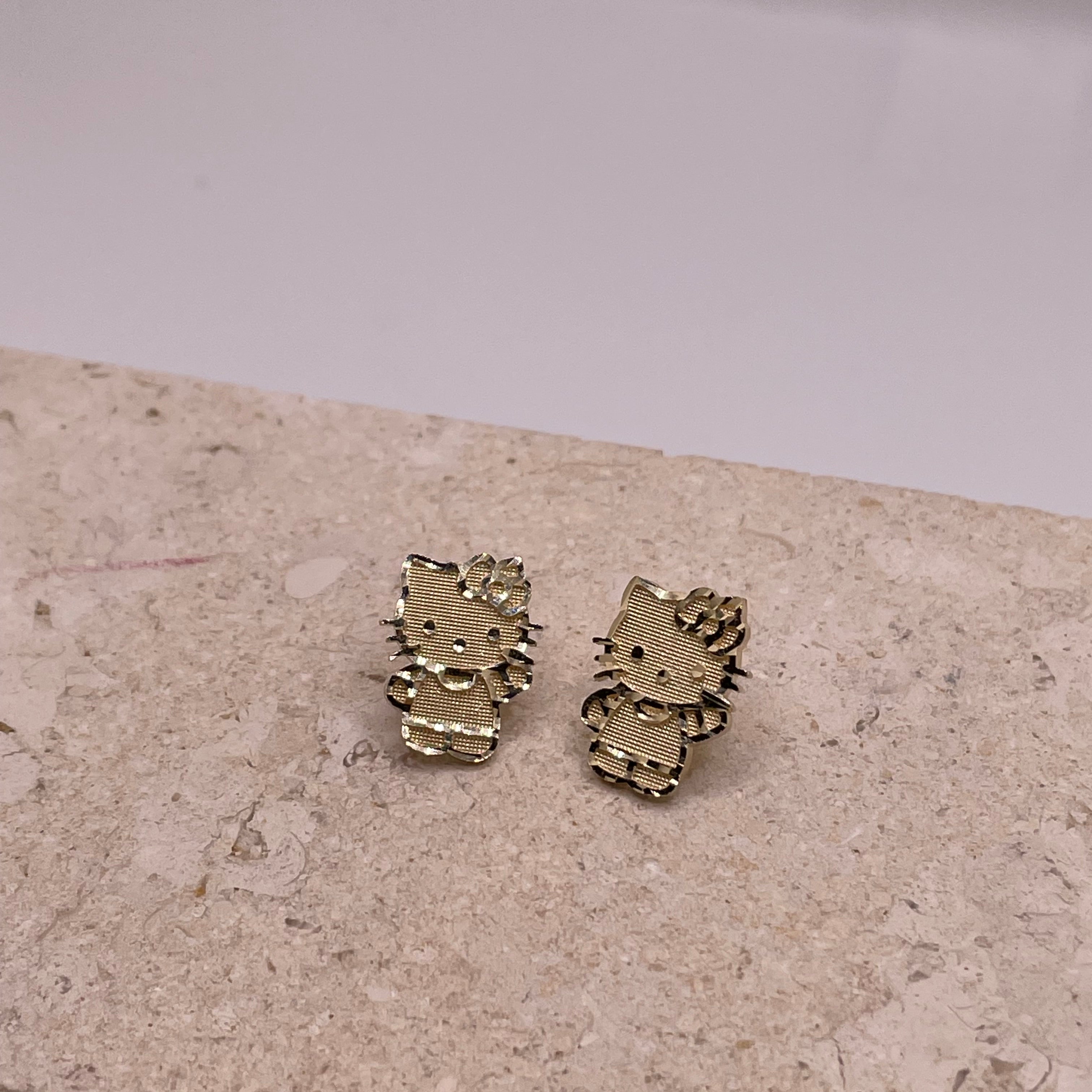 14k gold full body waving hello kitty earrings