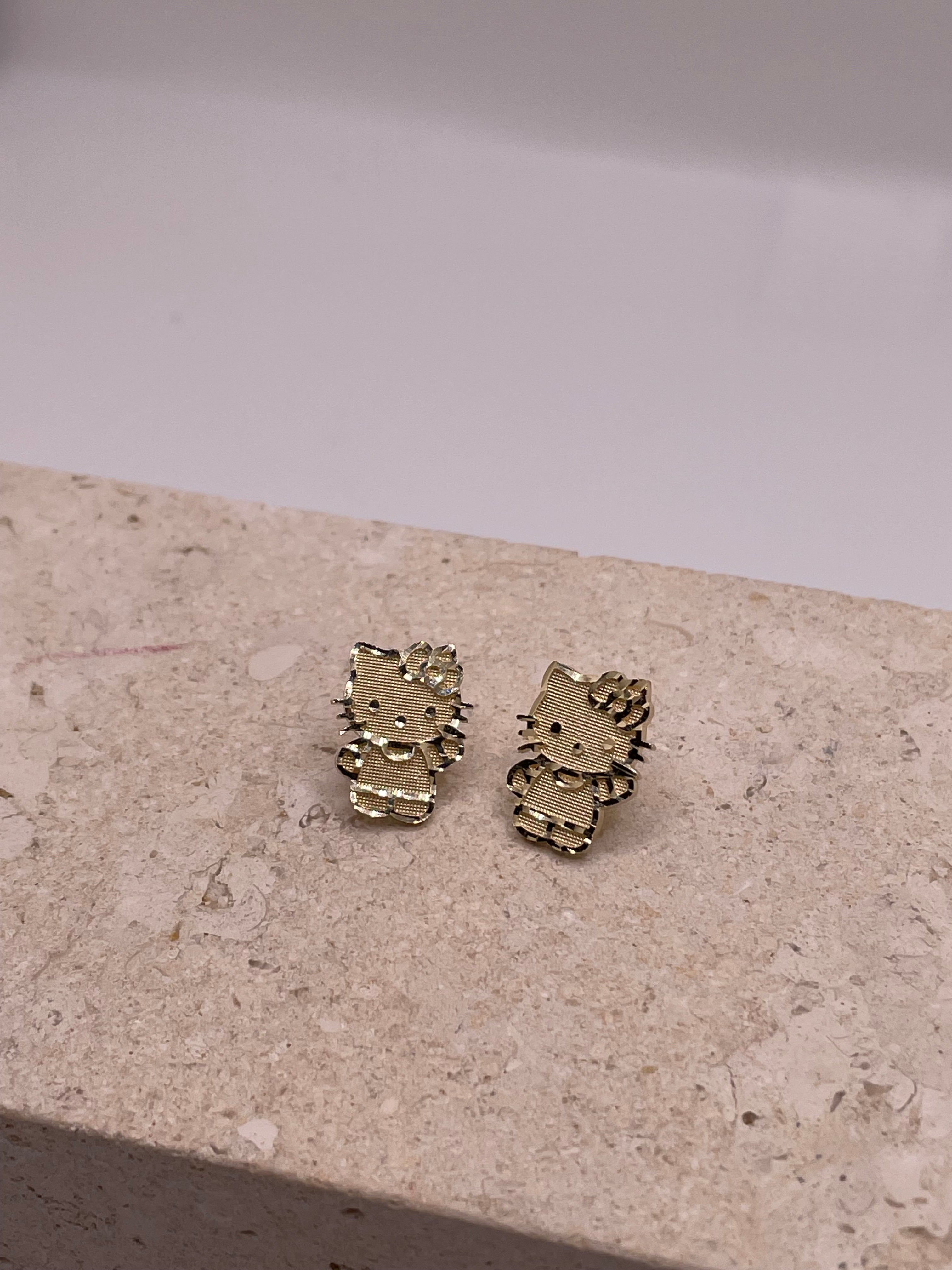 14k gold full body waving hello kitty earrings