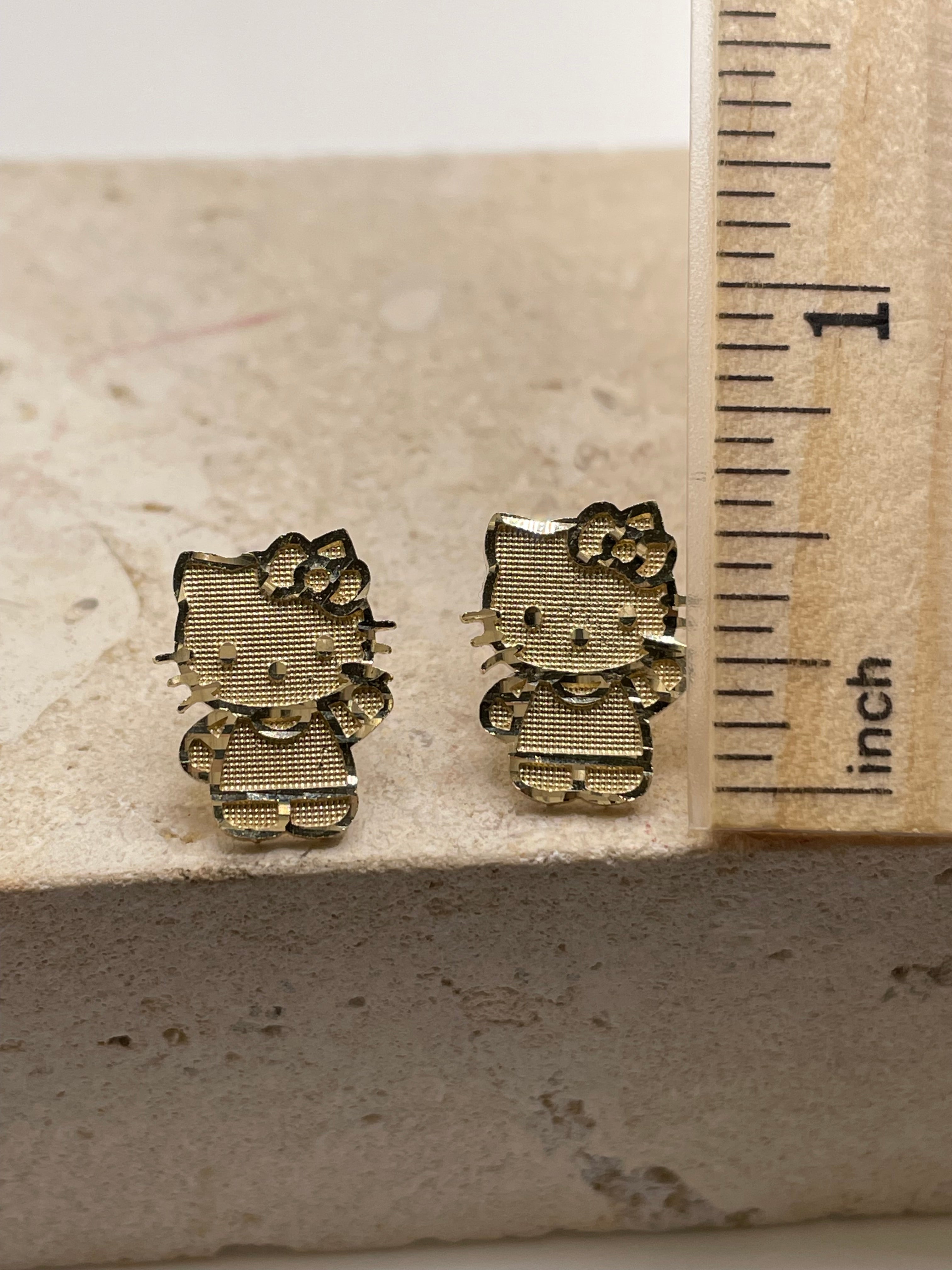 14k gold full body waving hello kitty earrings