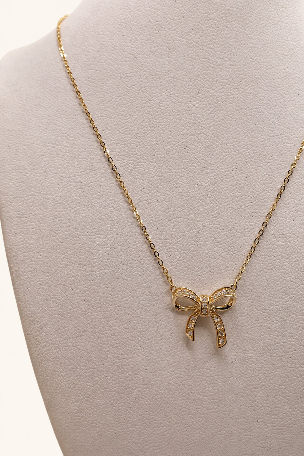 Collar con lazo de circonita cúbica en oro de 14 quilates