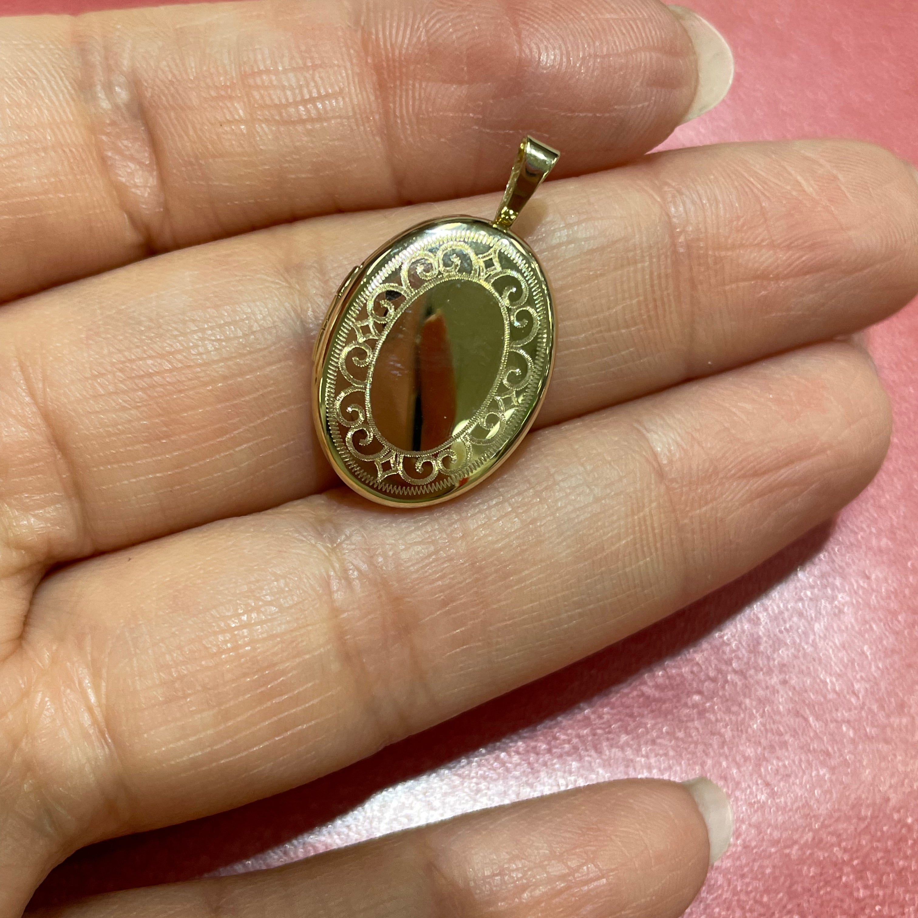 14k gold oval locket with vintage design
