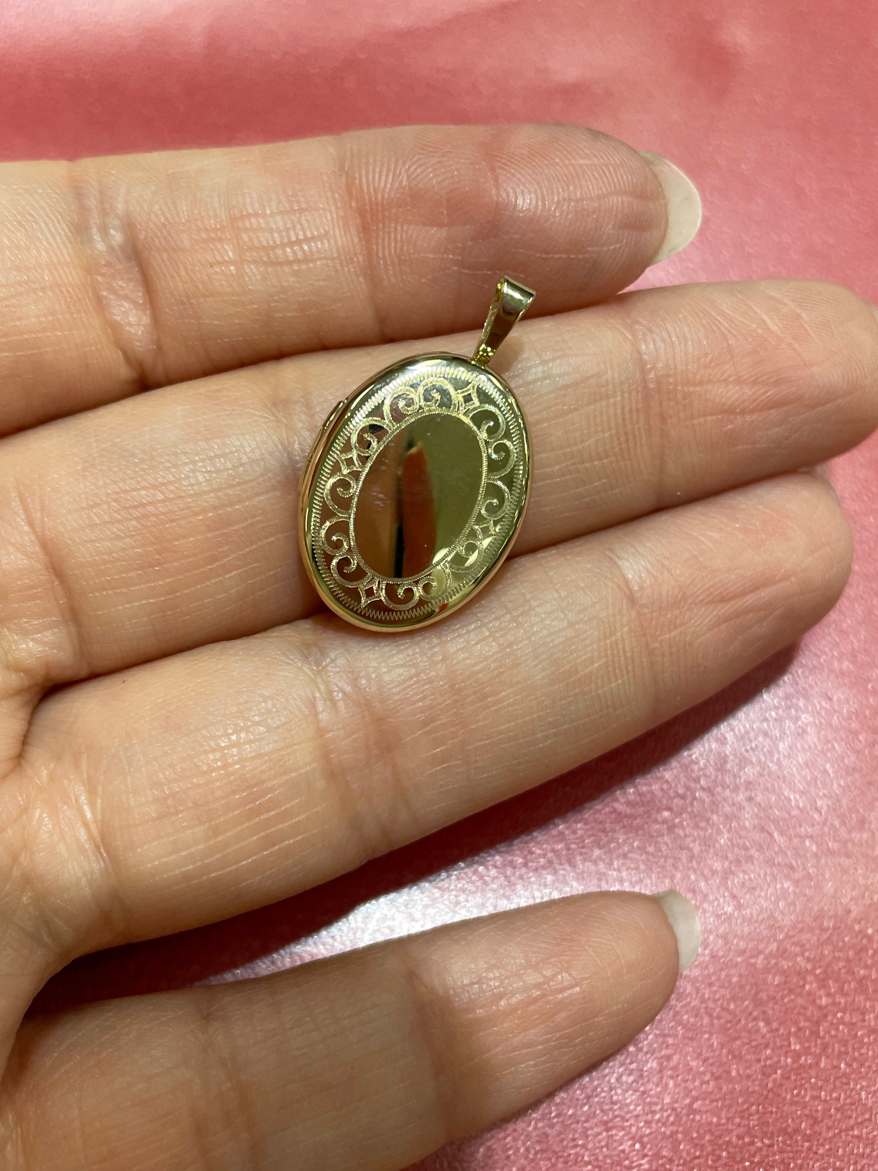 14k gold oval locket with vintage design