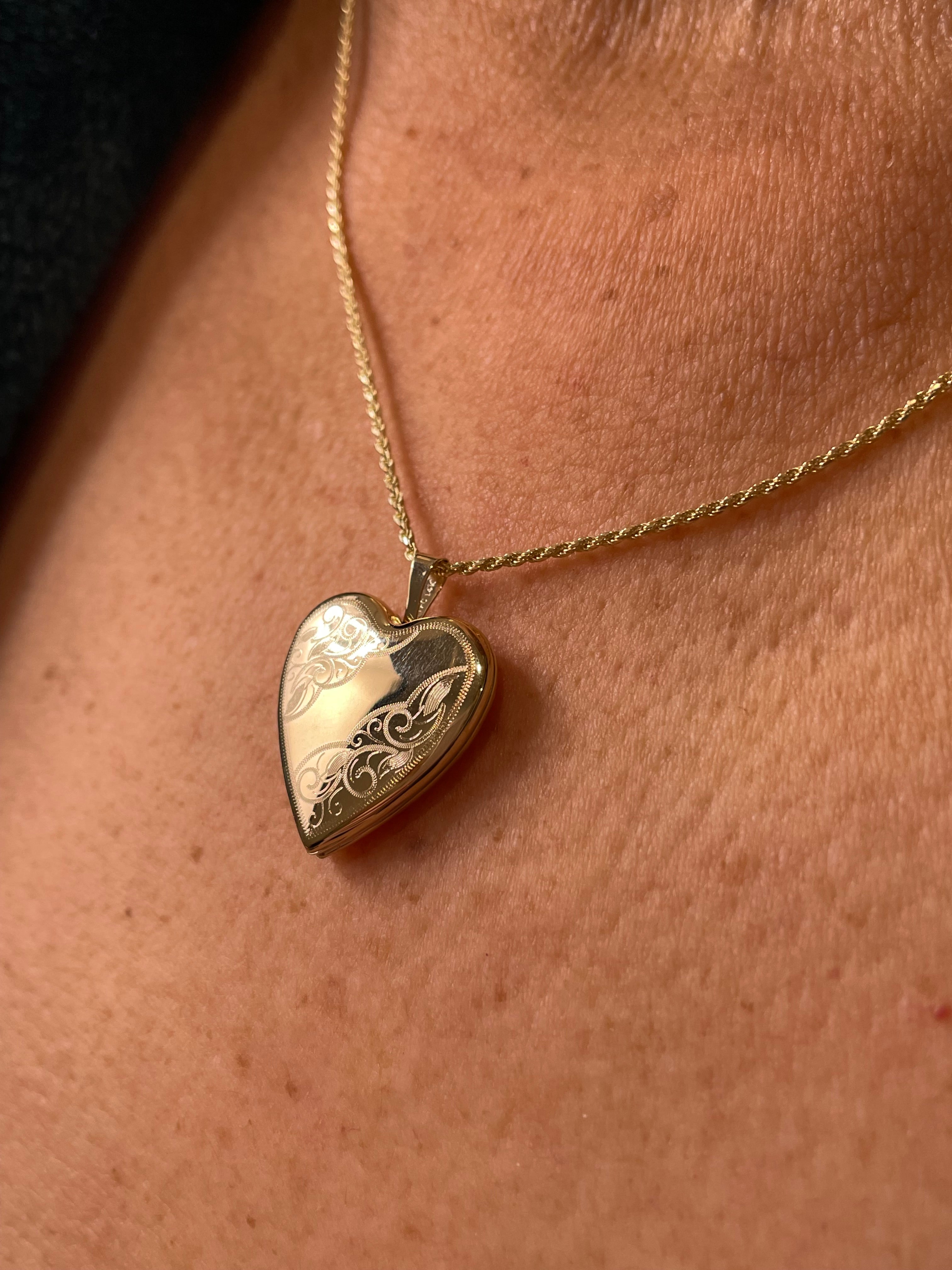 Colgante de medallón de corazón en oro de 14k con diseño vintage (619)