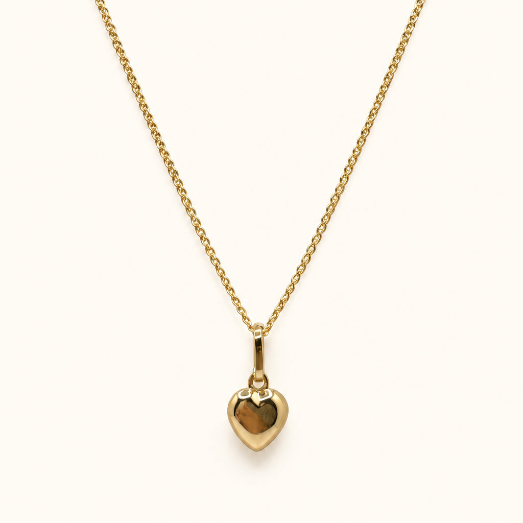 Conjunto de colgante de corazón 3D y cadena de espigas planas abiertas en oro de 14 quilates.