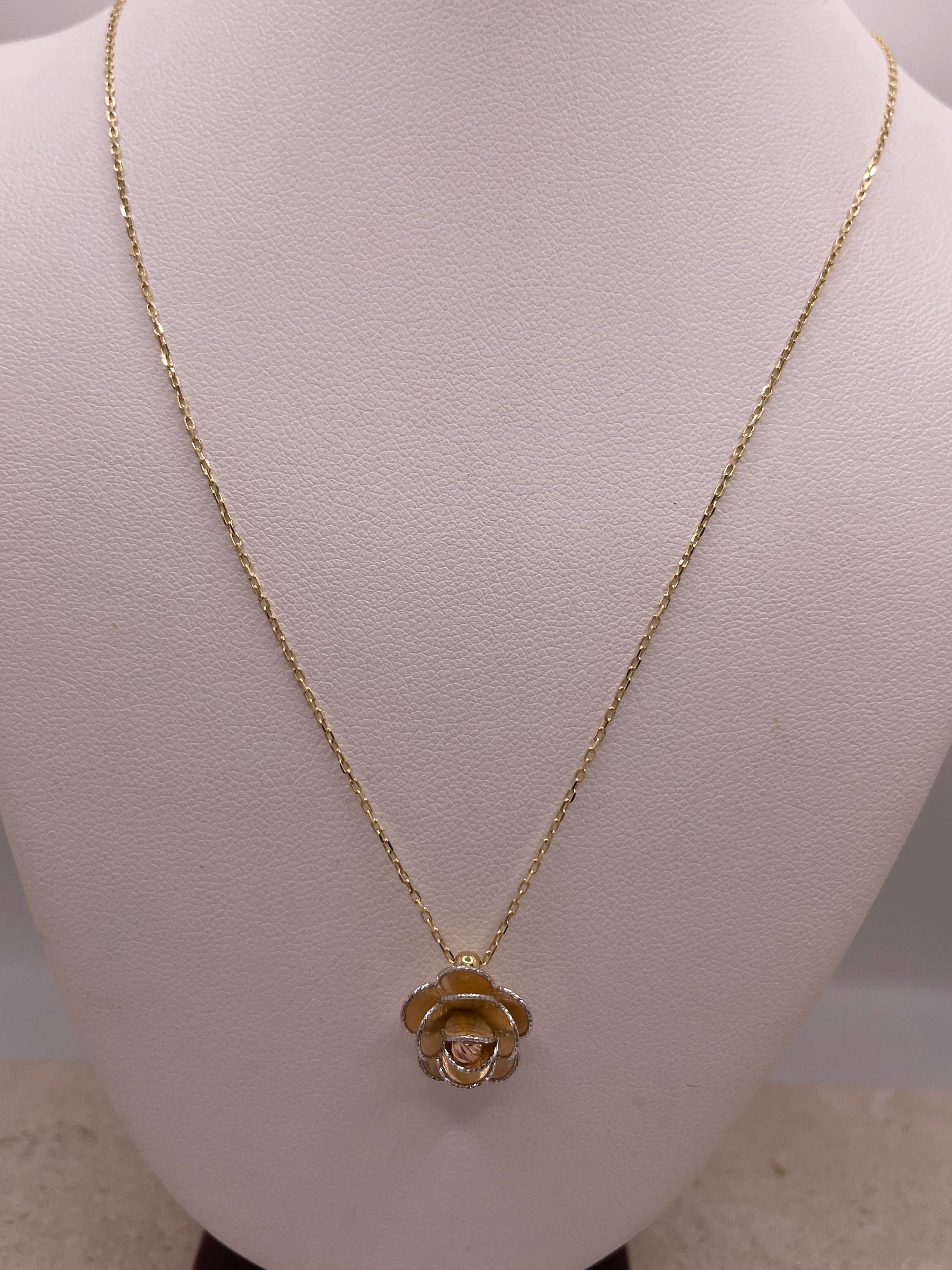 14k gold three-tone light flower necklace (316)