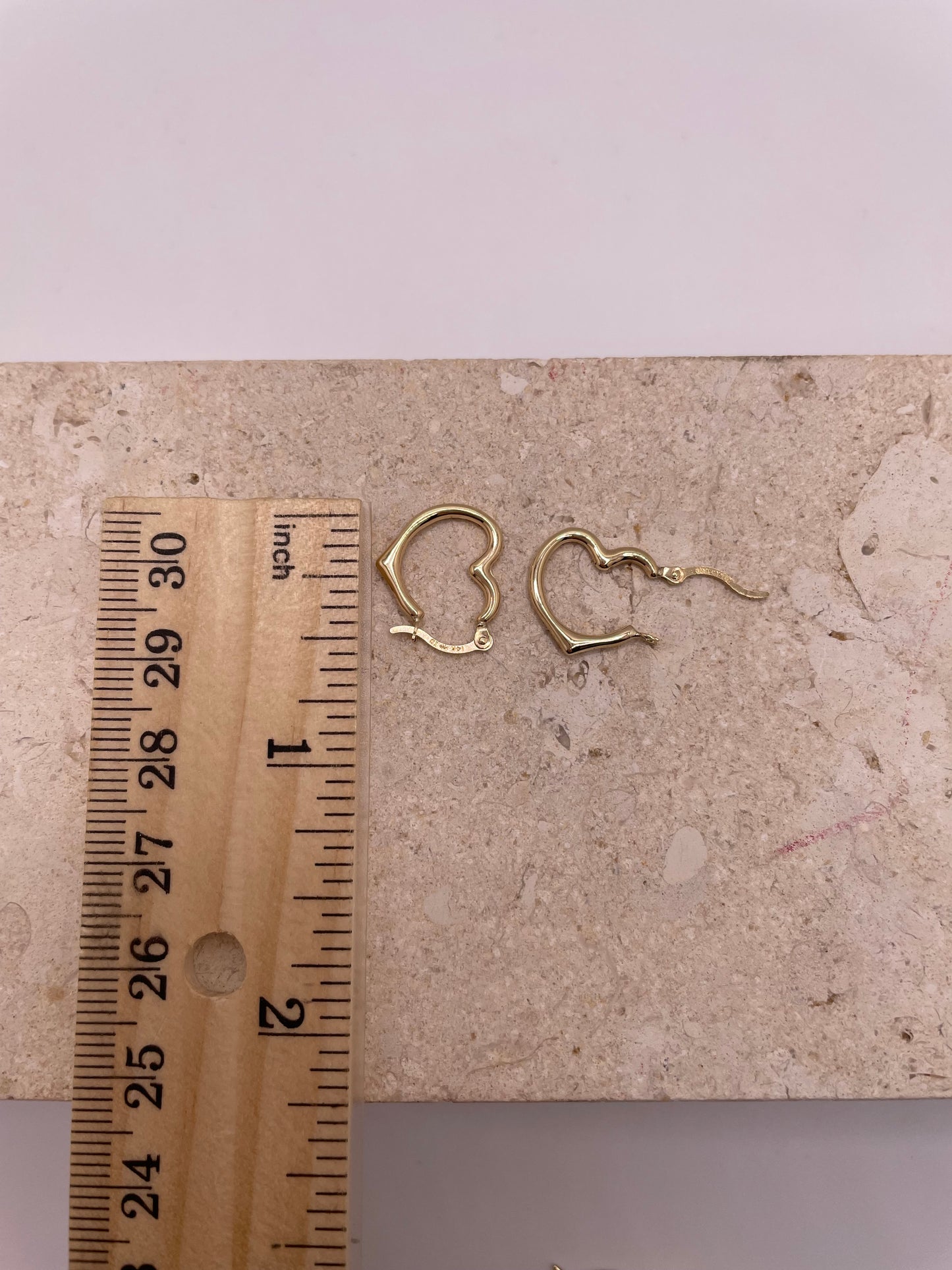 Pendiente de 3 mm con corazón en ángulo de oro macizo de 14 quilates