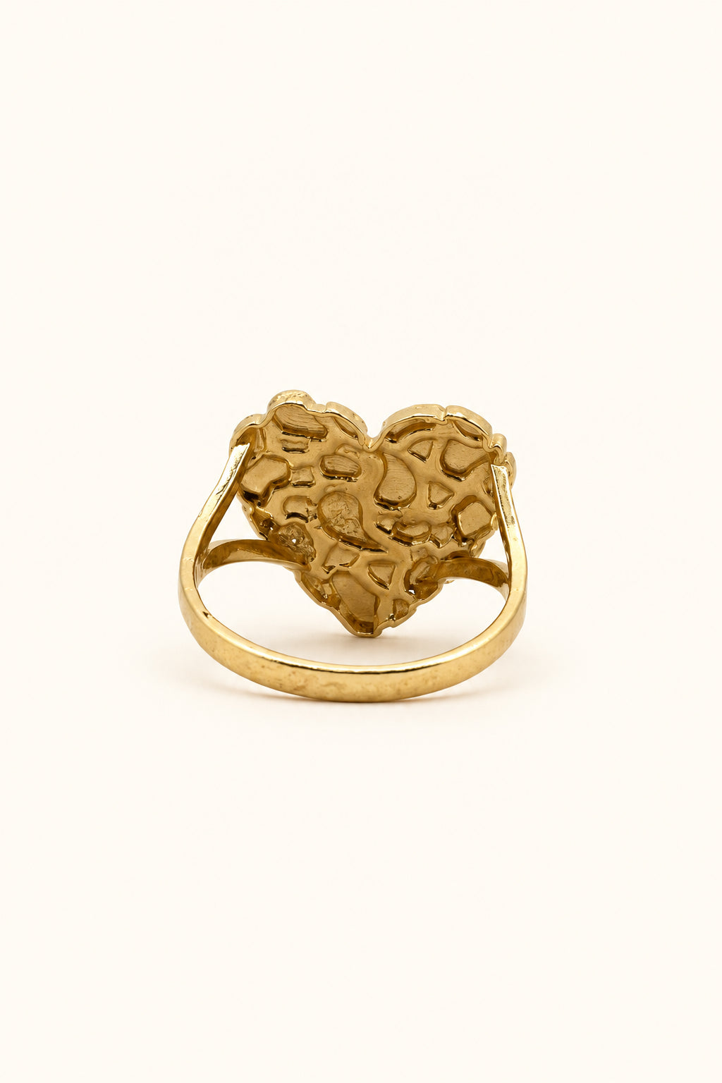 Anillo de pepita de corazón grande de oro de 14 quilates