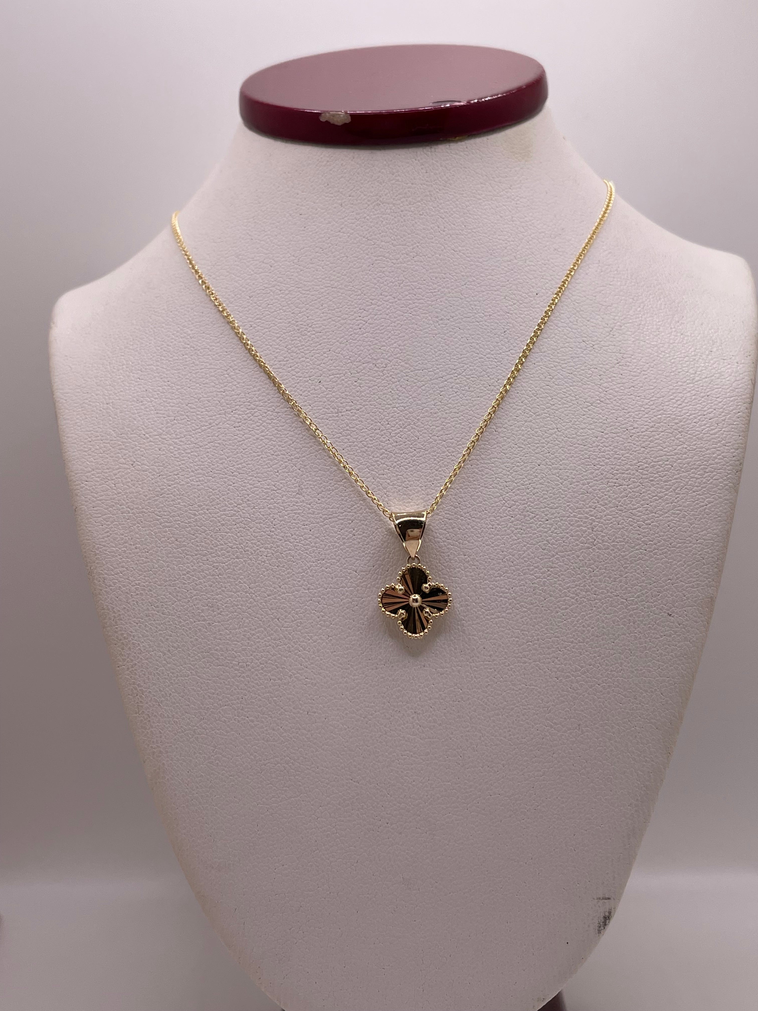 14k gold open wheat chain with gold clover trebol pendant